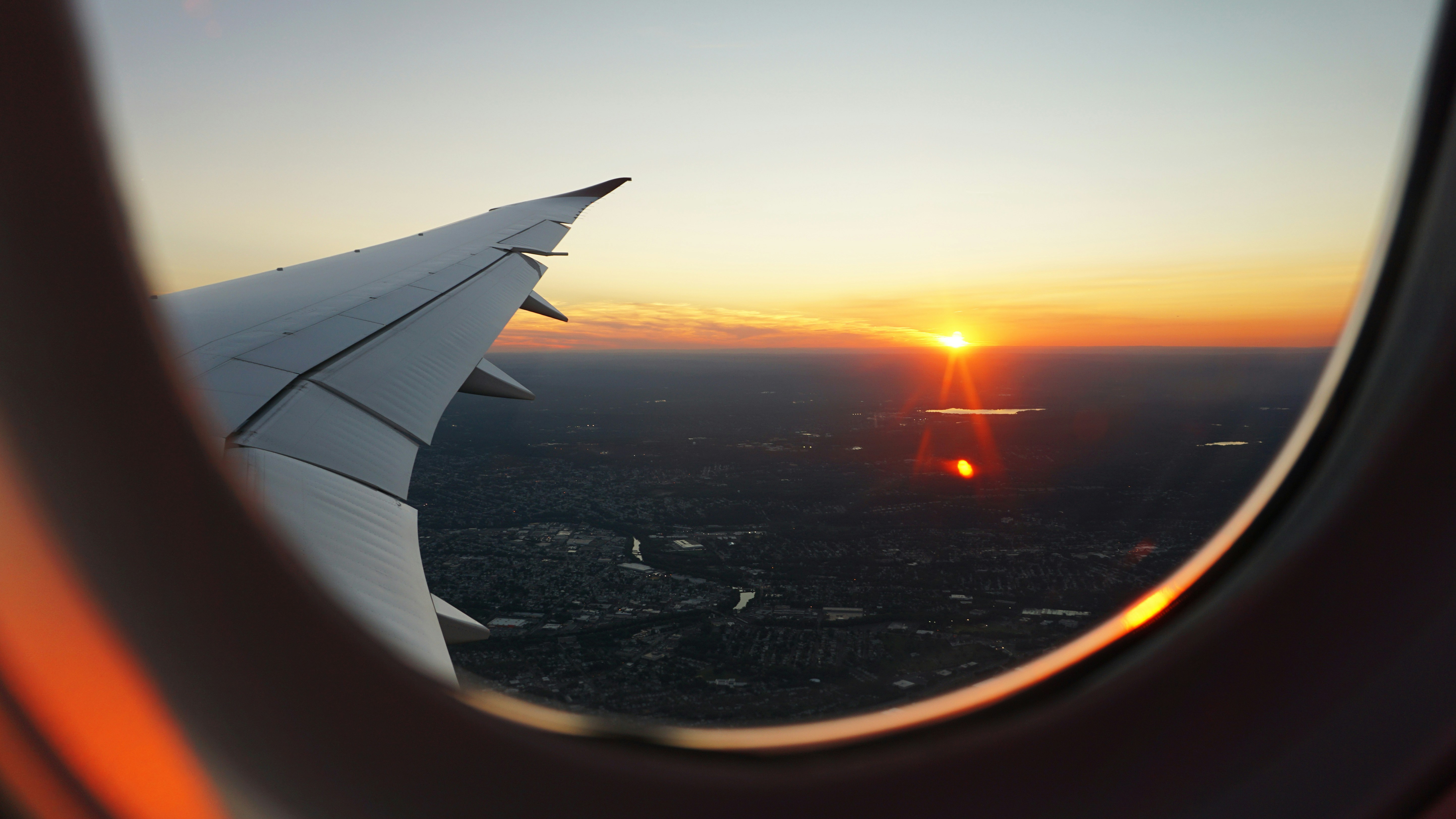 Vista do nascer do sol pela janela de um avião durante um voo de longo curso