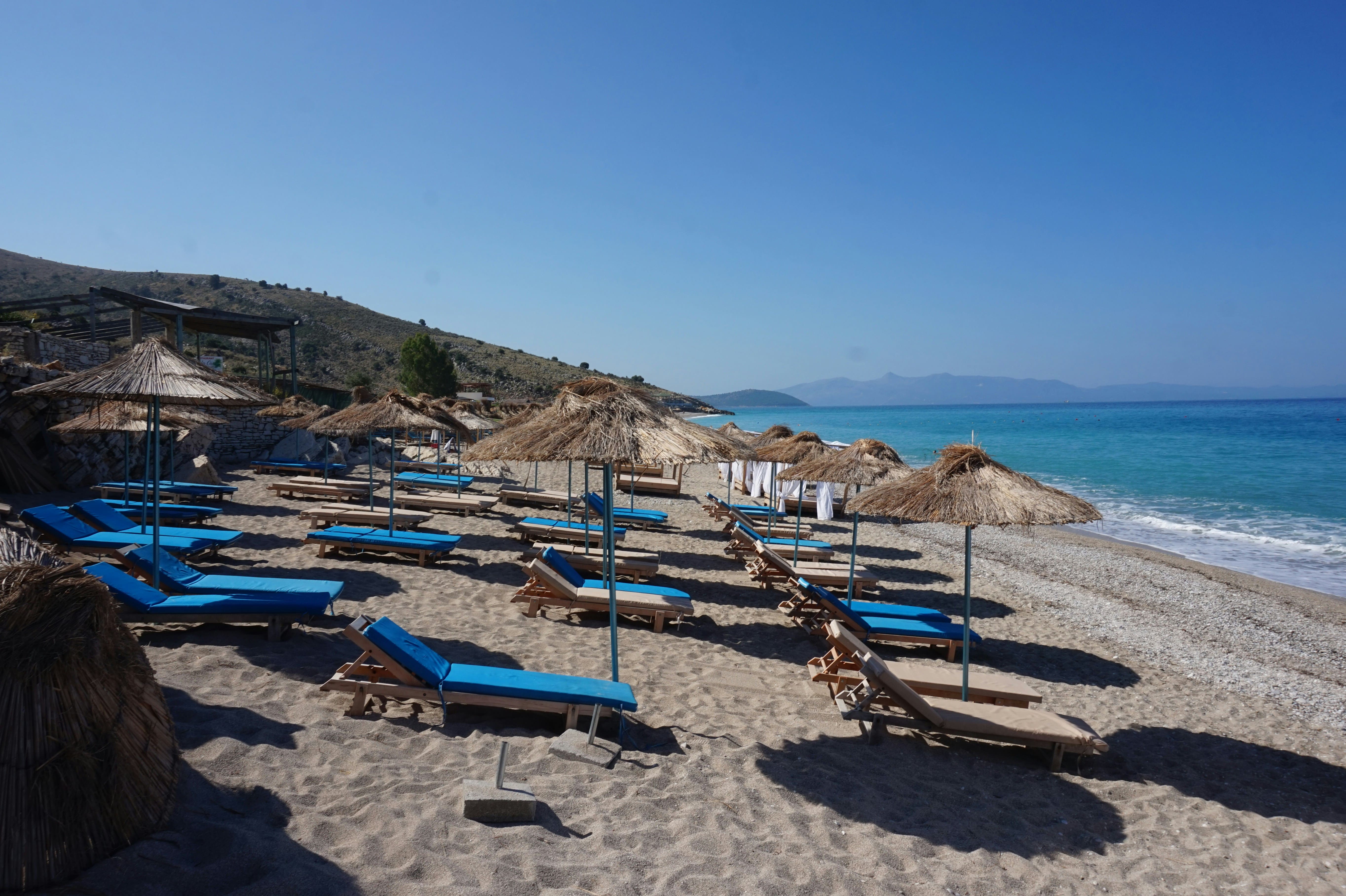 Praias imaculadas da Riviera Albanesa com águas azul-turquesa e areias douradas.