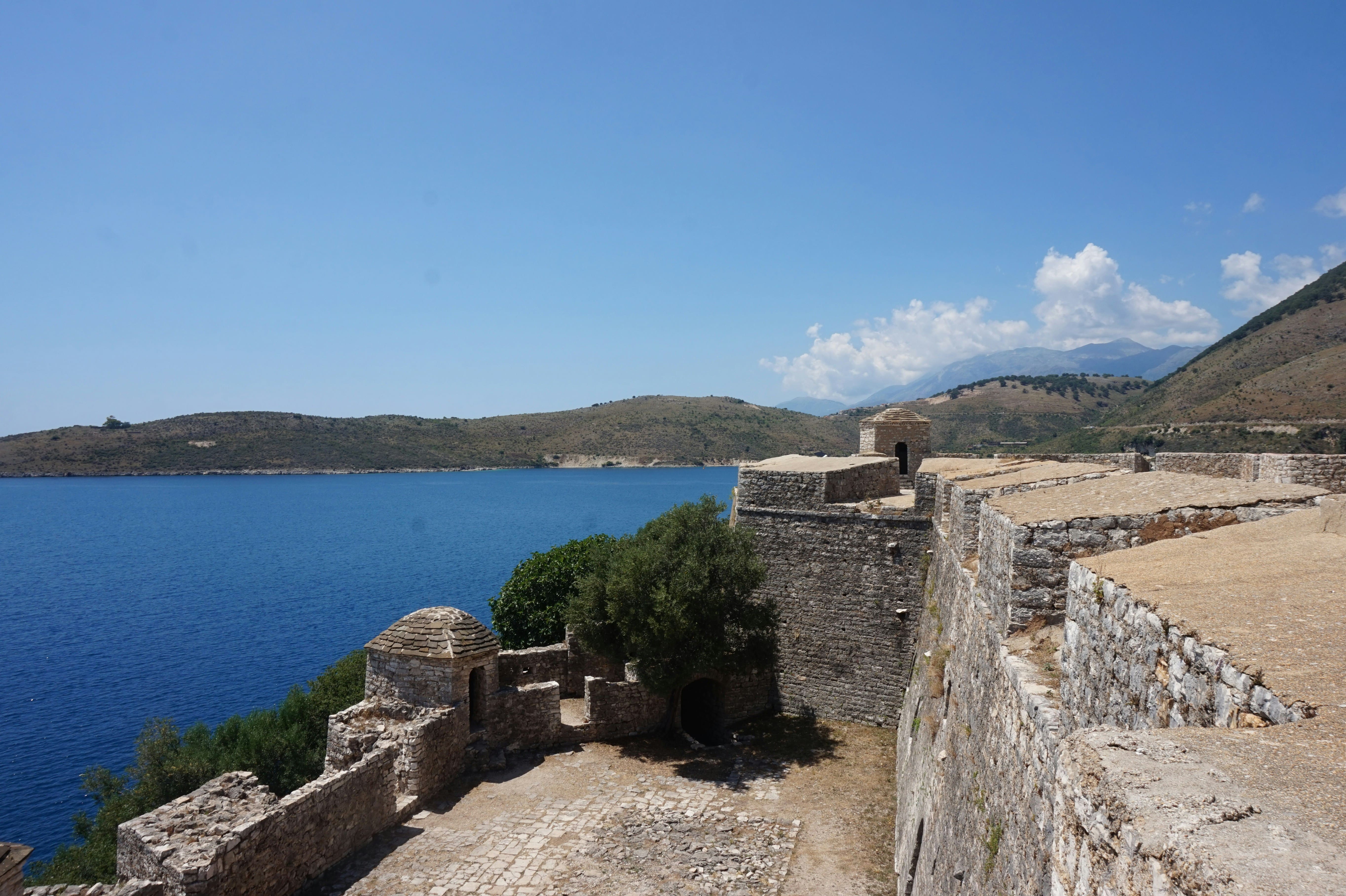 Castelo de Lëkurësi com vista para Saranda, um marco histórico dos tempos otomanos.