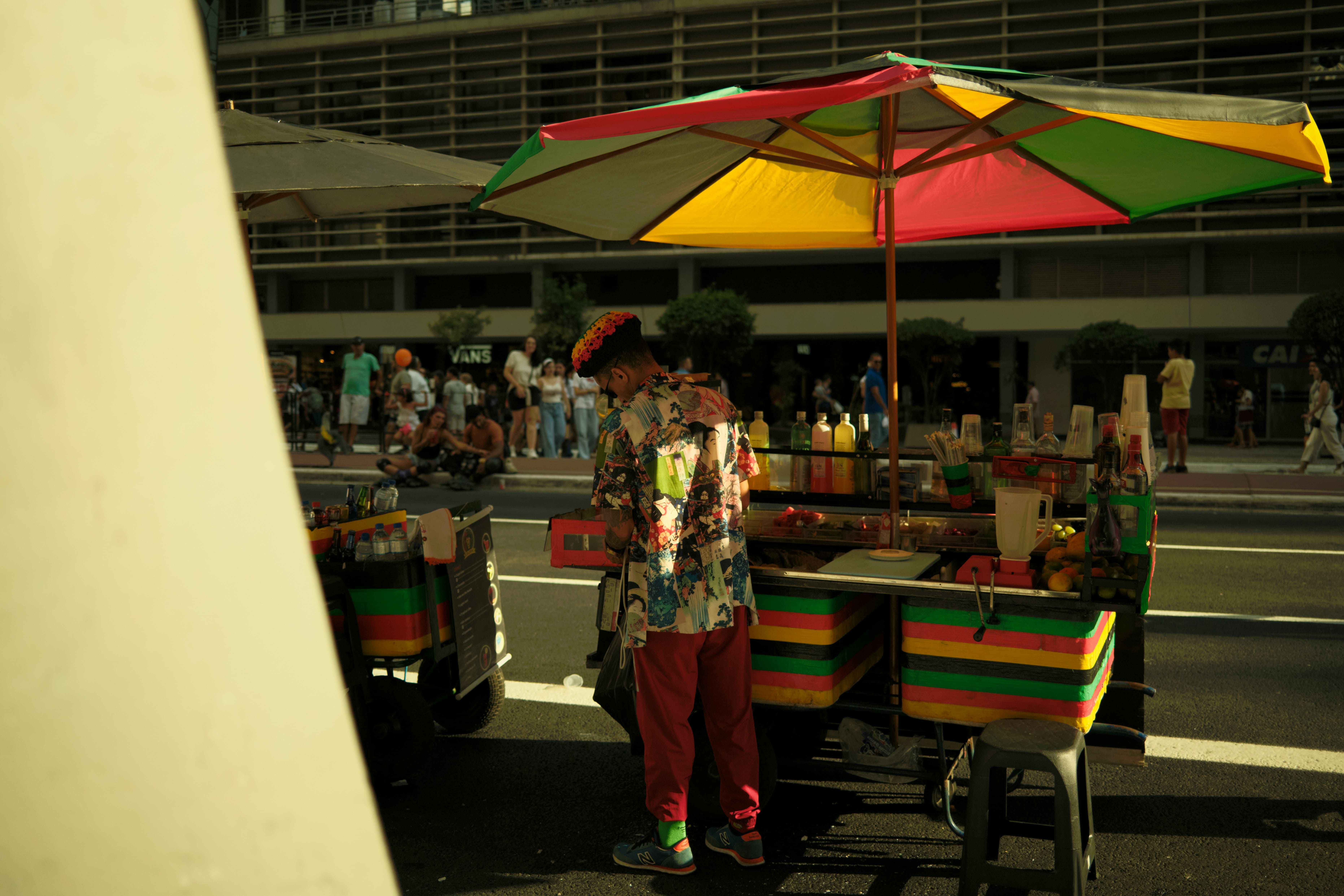 Comida de rua brasileira tradicional incluindo coxinha e pastel