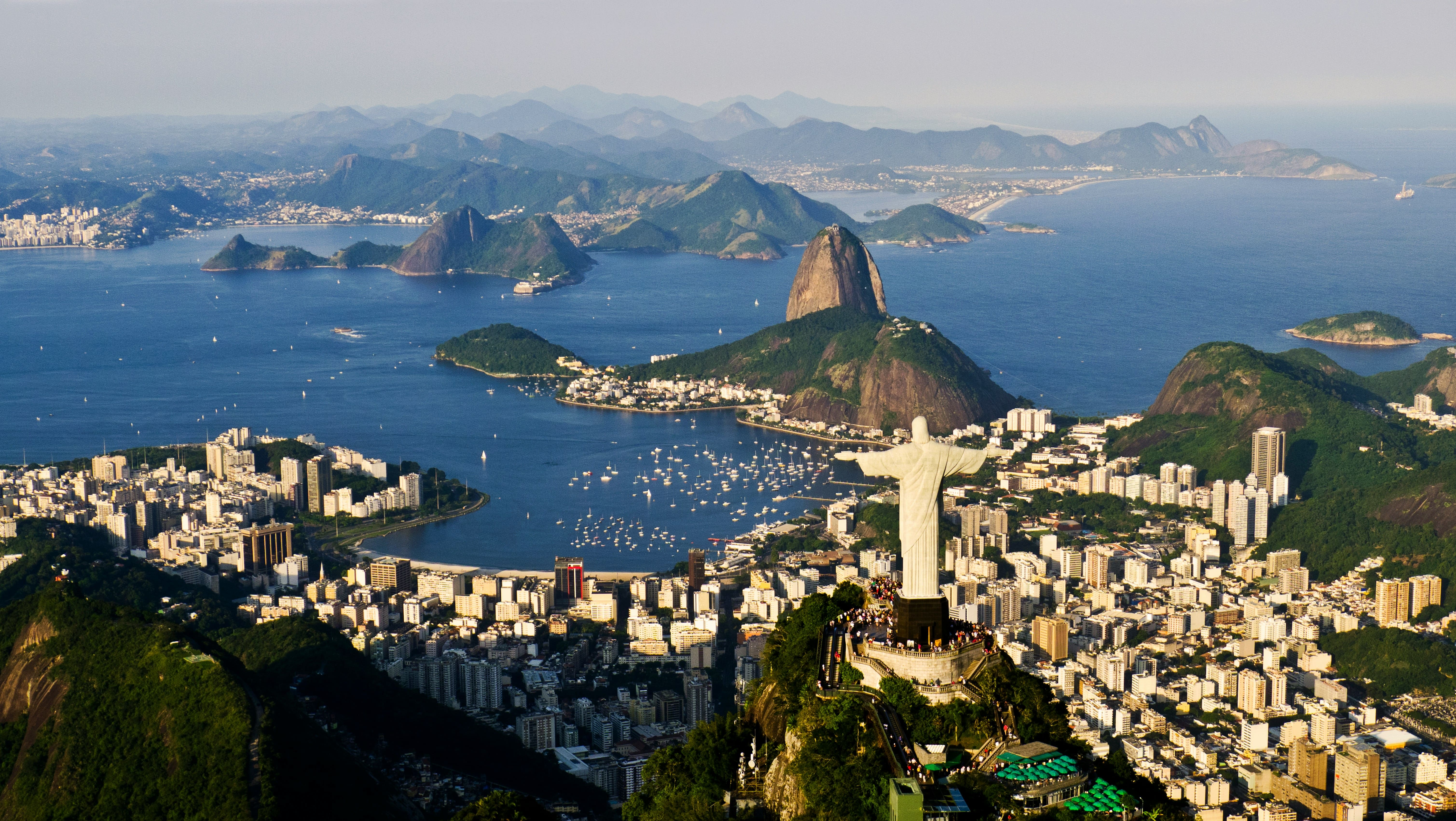 Estátua do Cristo Redentor com vista panorâmica do Rio de Janeiro