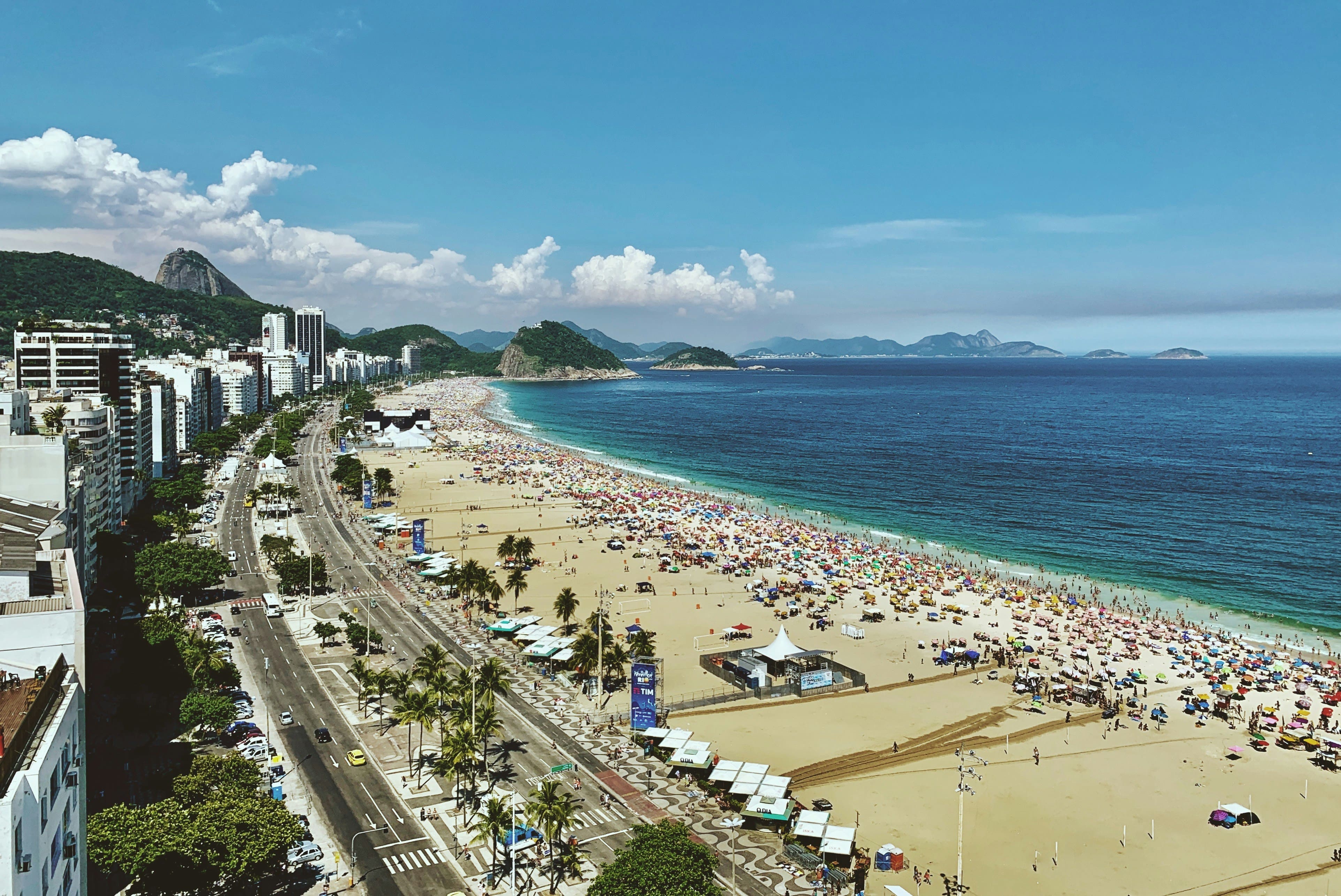 Praia de Copacabana no Rio de Janeiro com pessoas e padrão de calçadão