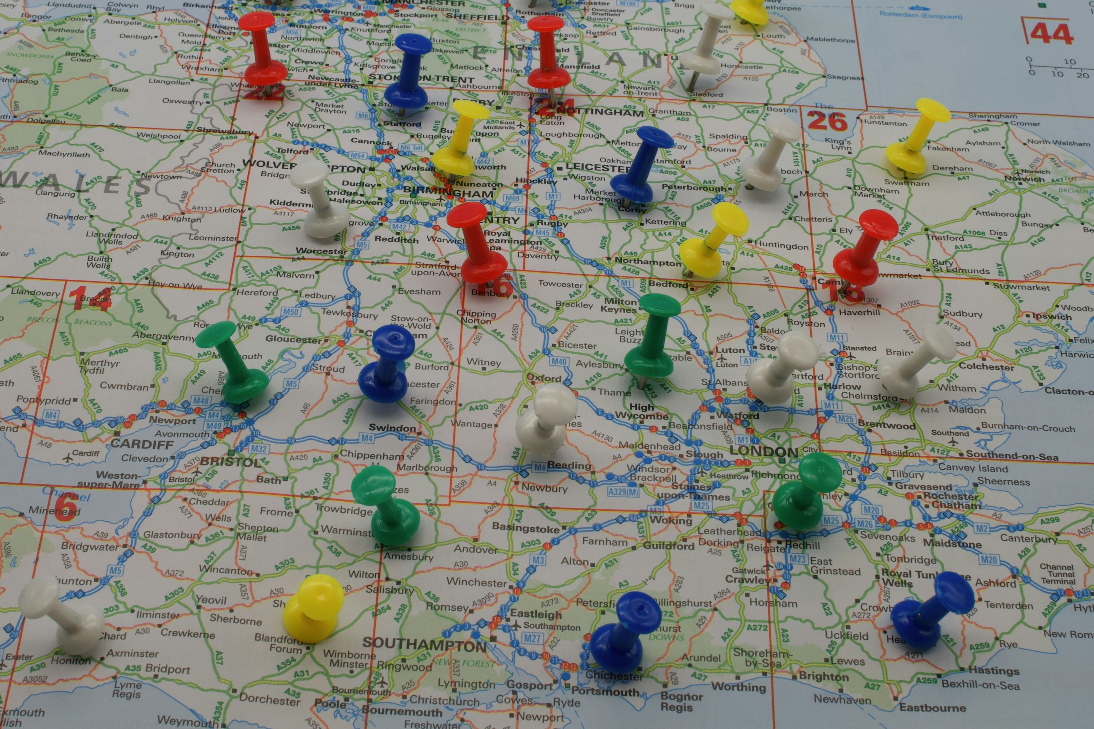 Map with few markers but multiple pins in the same countries