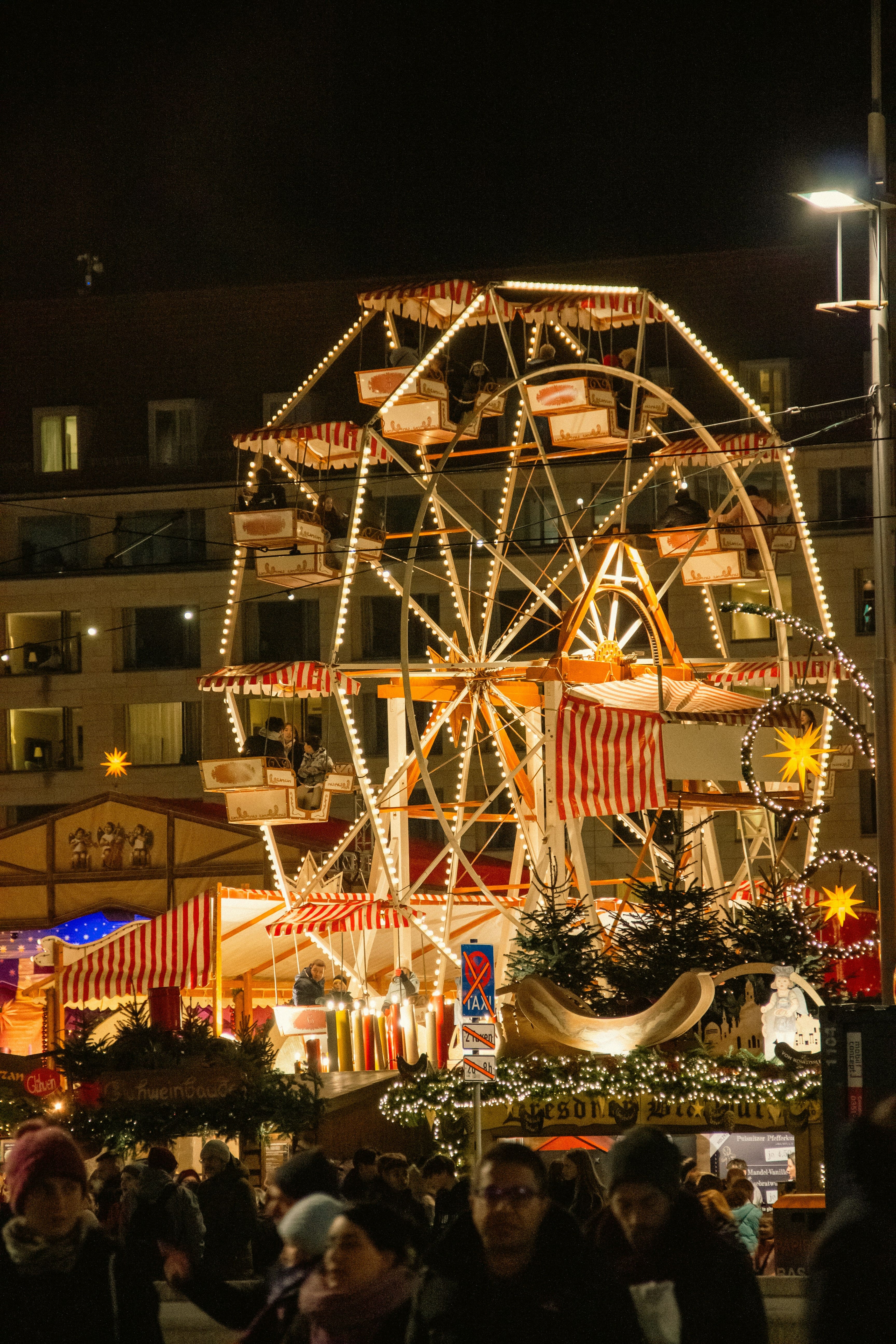Diversas barracas festivas e decorações nos mercados de Natal de Dresden