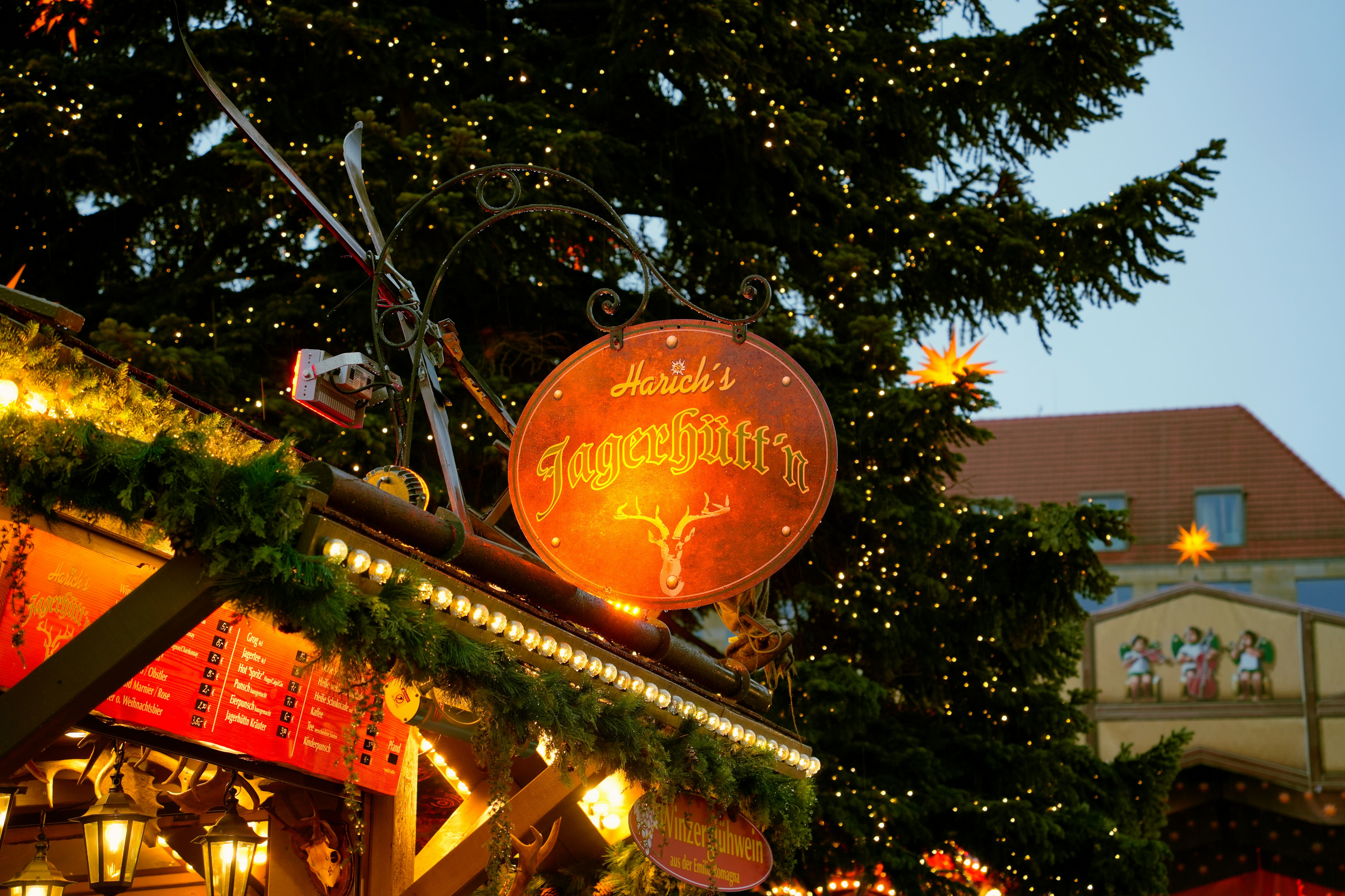 O corte cerimonial de um gigantesco Stollen no Festival do Stollen em Dresden