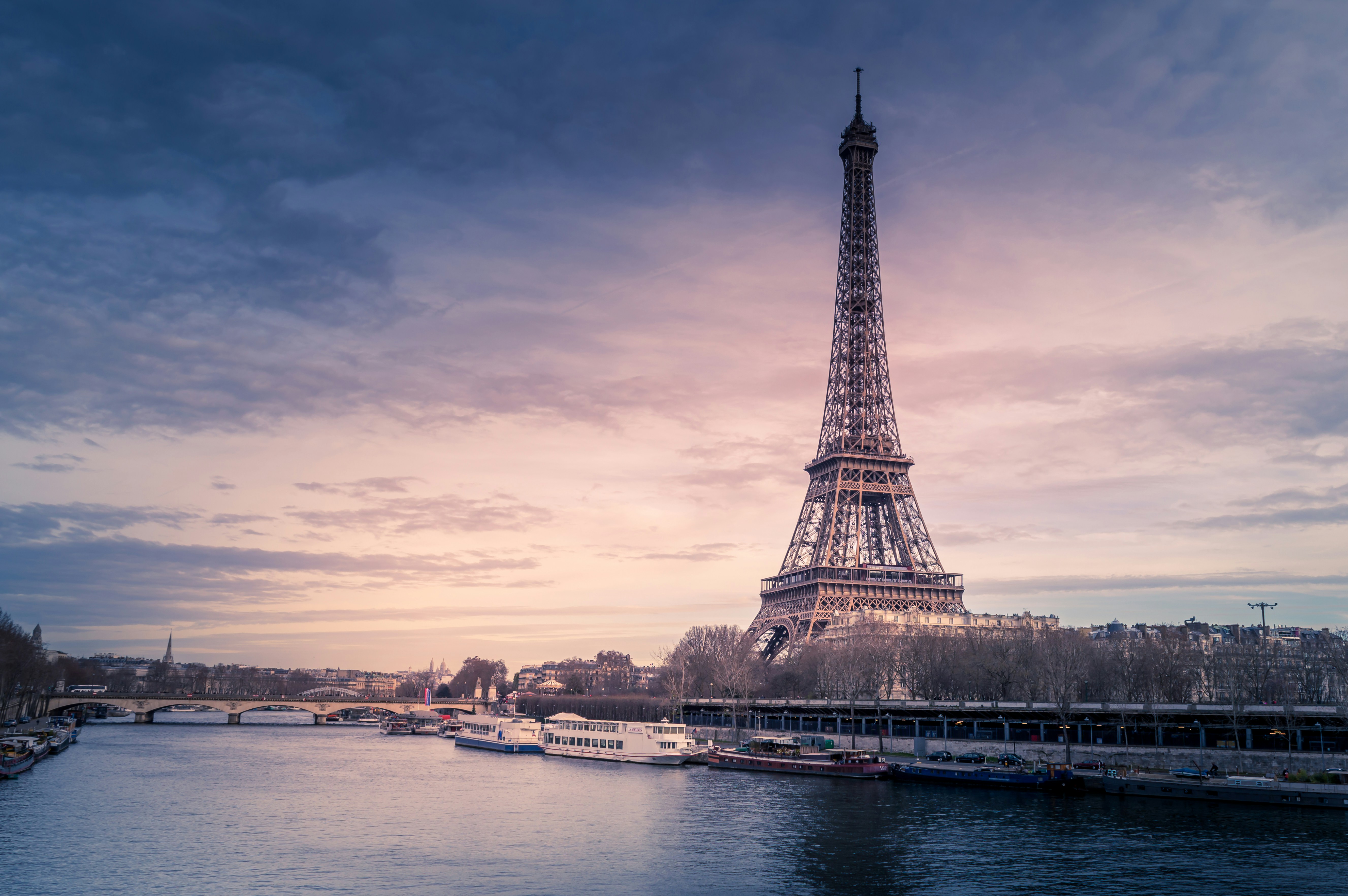Torre Eiffel iluminada à noite em Paris