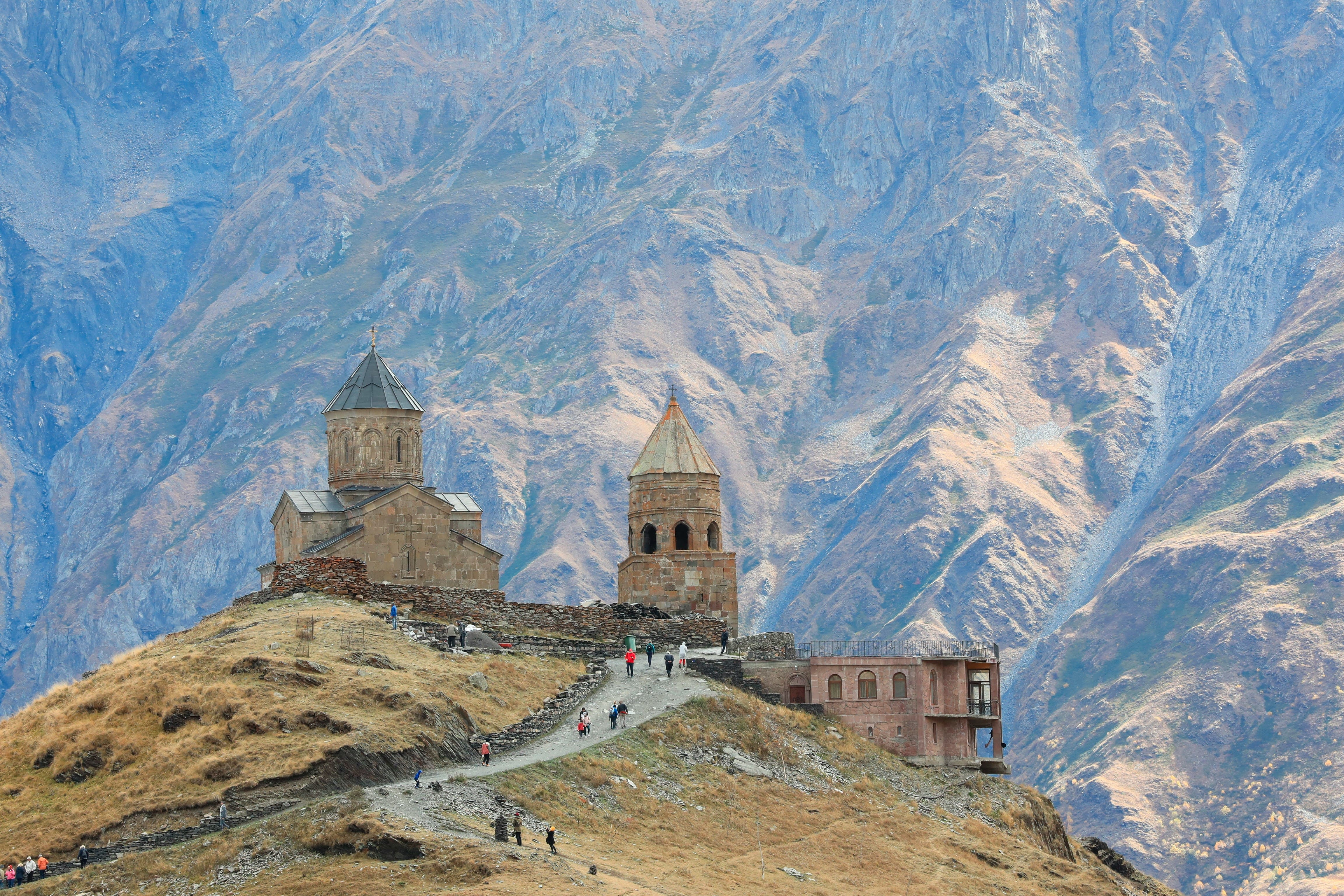 Igreja da Trindade de Gergeti numa colina com o Monte Kazbek ao fundo