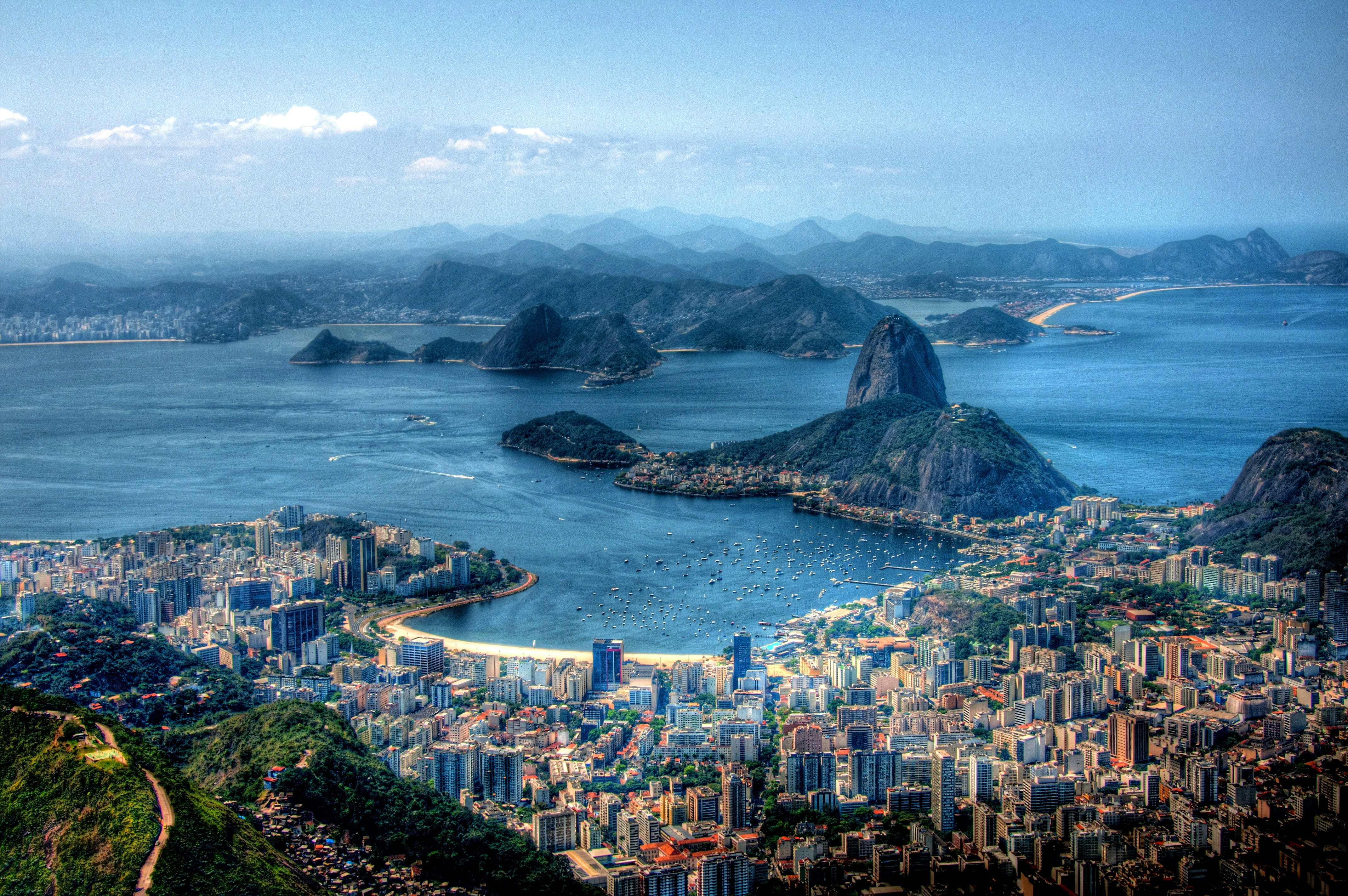 Passeio de barco na Baía de Guanabara com costa do Rio de Janeiro