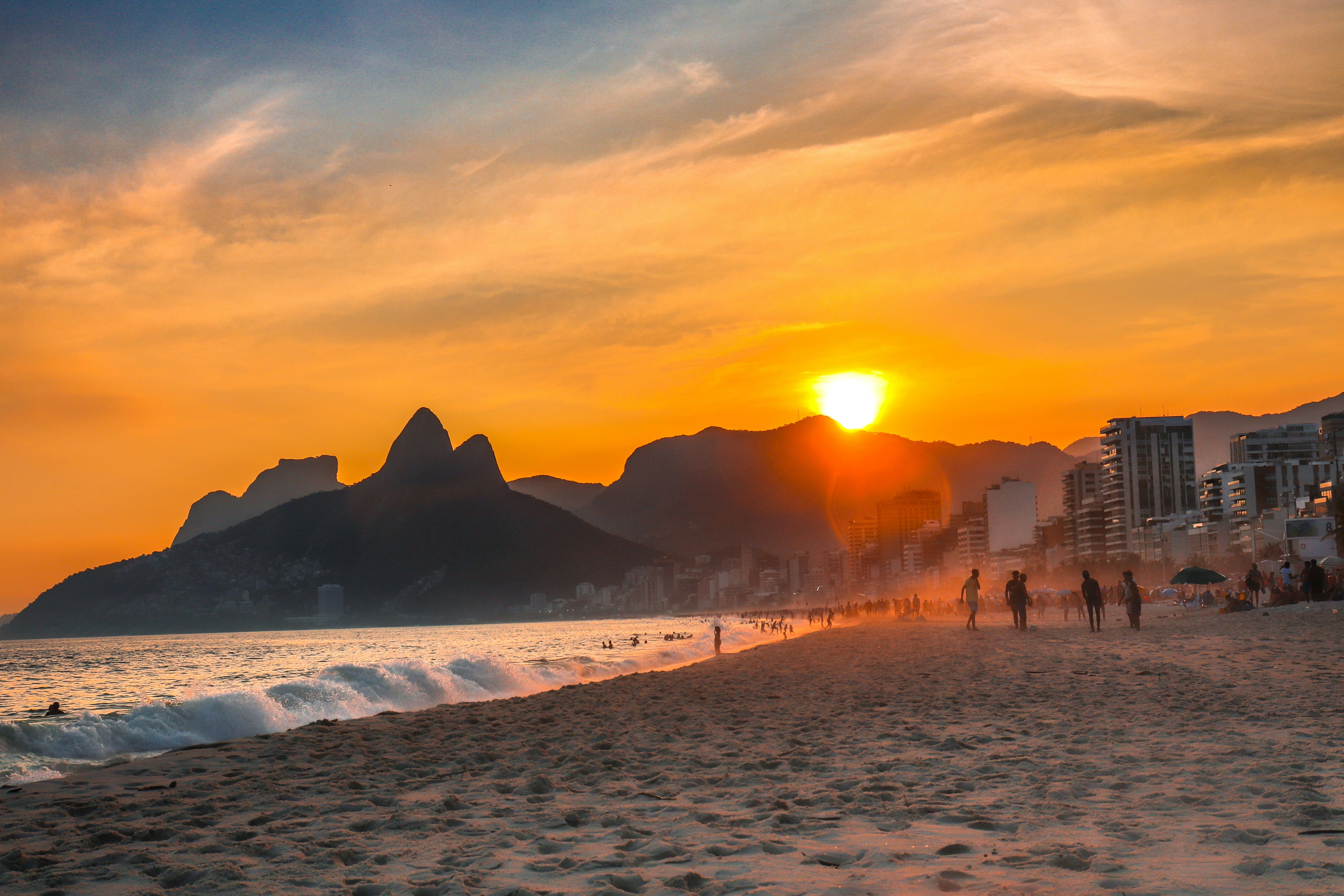 Pôr do sol na Praia de Ipanema com montanhas ao fundo