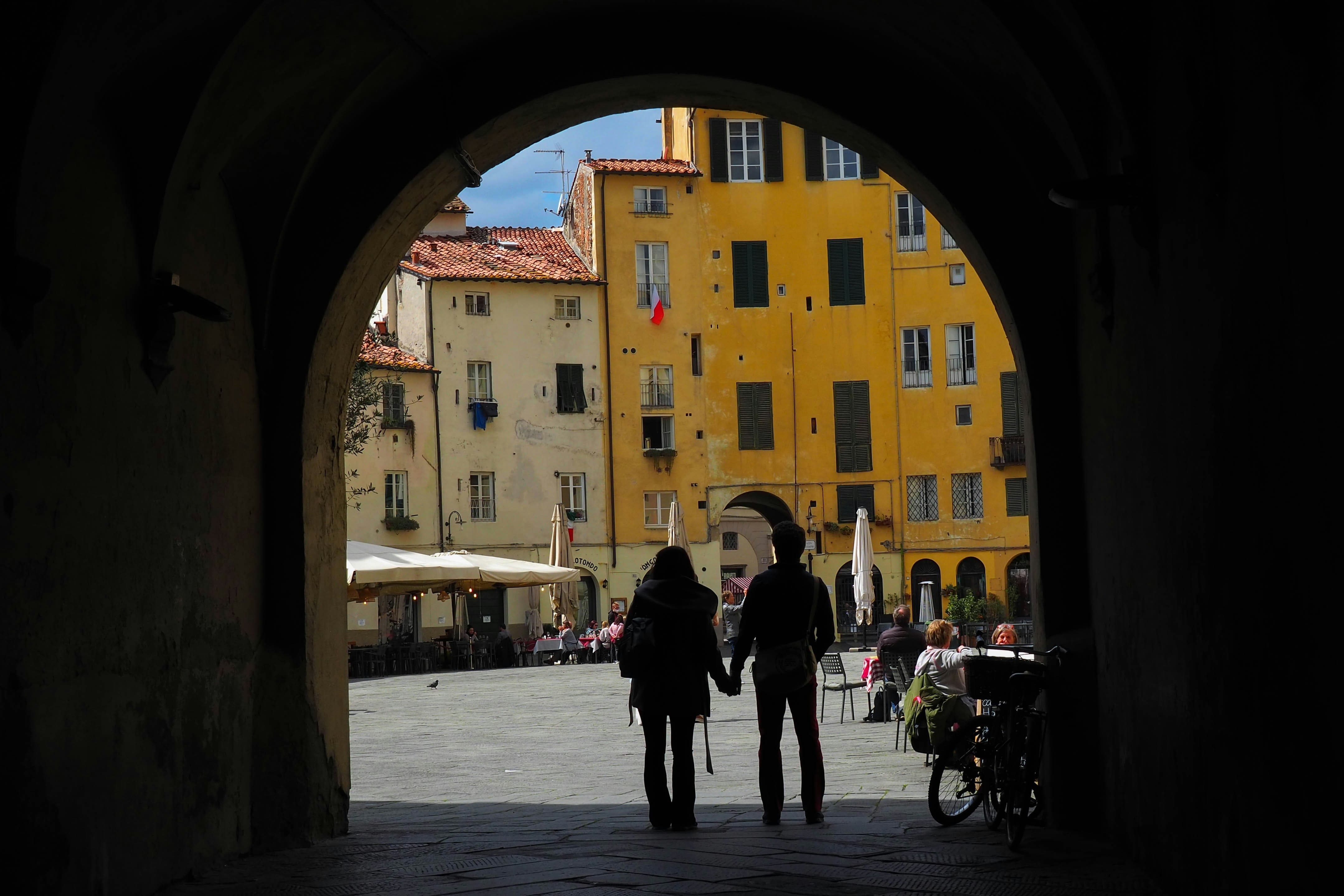 Casal abraçado em Veneza com vista para o pôr do sol