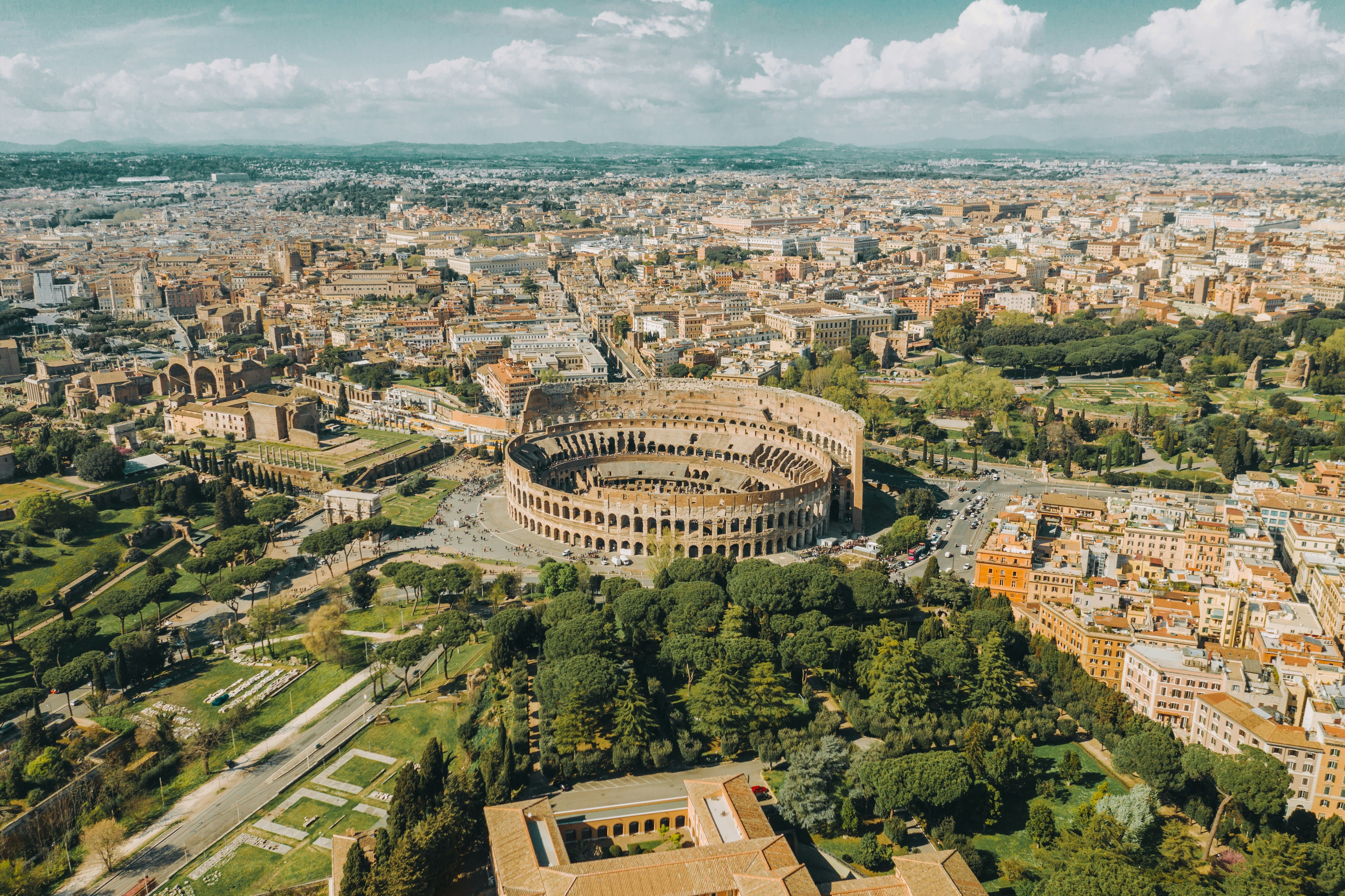 Vista panorâmica de Roma ao pôr do sol com o Coliseu ao fundo