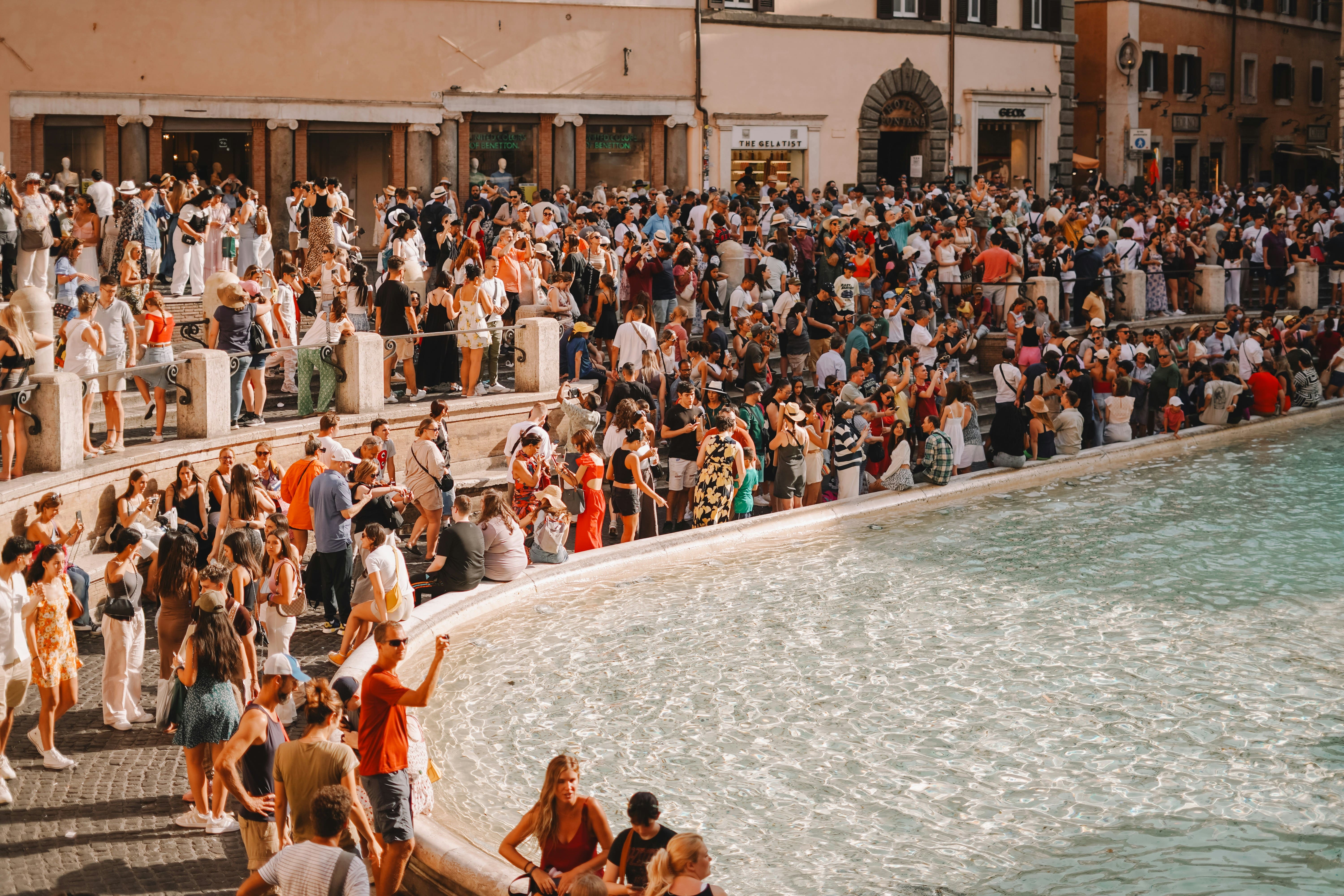 Casal lançando moedas na Fontana di Trevi em Roma