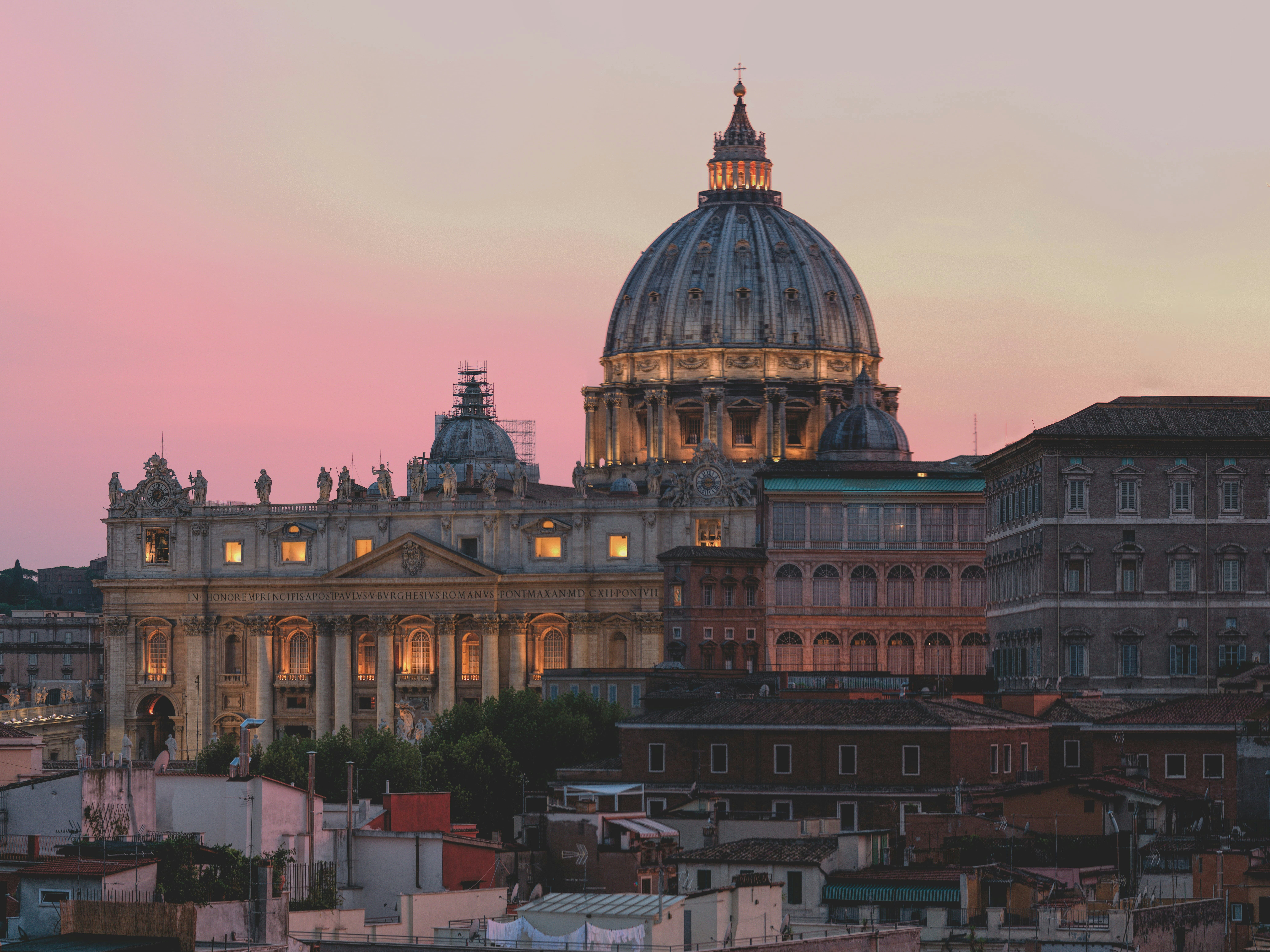 Basílica de São Pedro e Praça do Vaticano sob céu azul