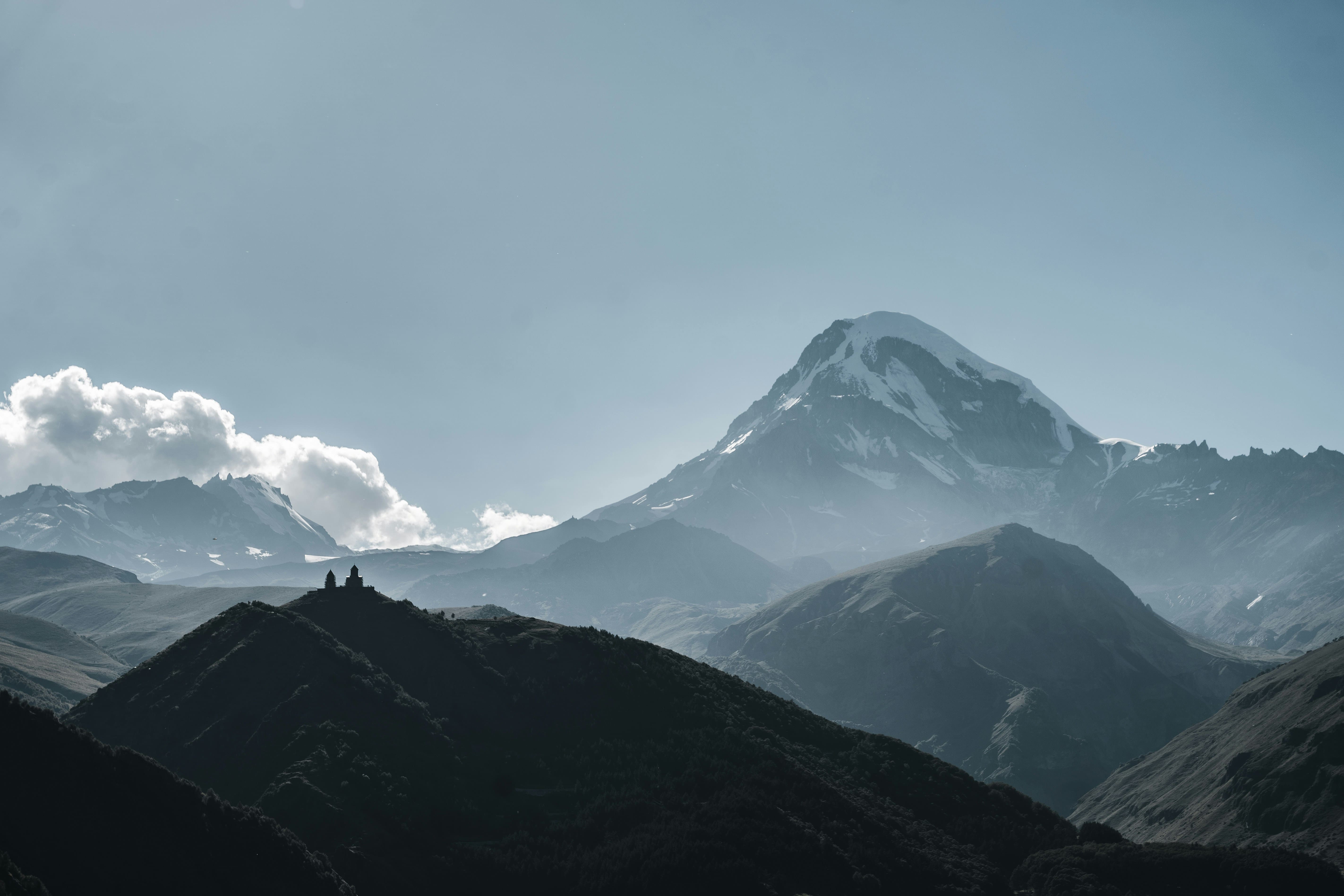 Cidade de Kazbegi aninhada nas montanhas do Cáucaso