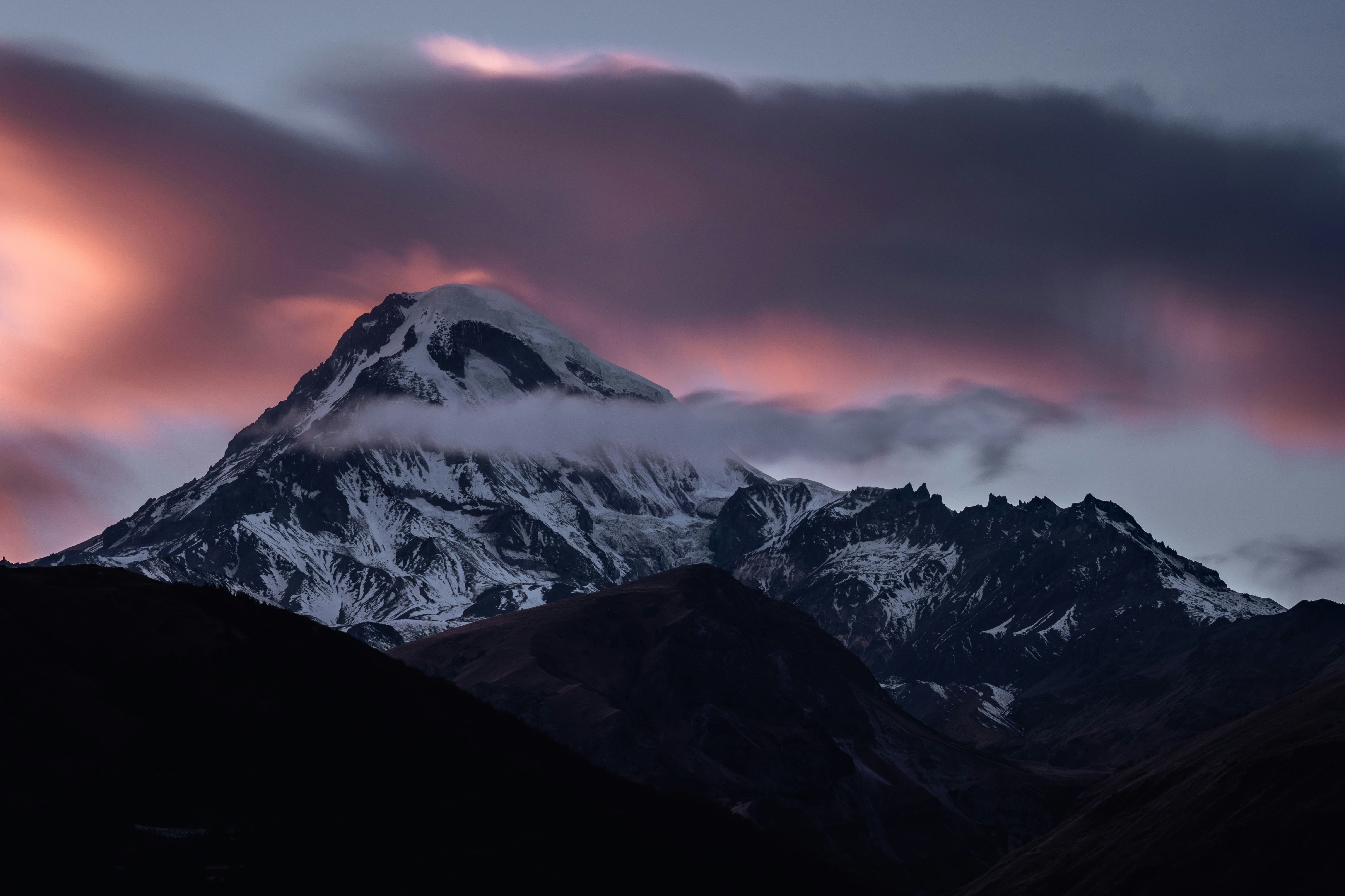 Pôr do sol nas montanhas de Kazbegi