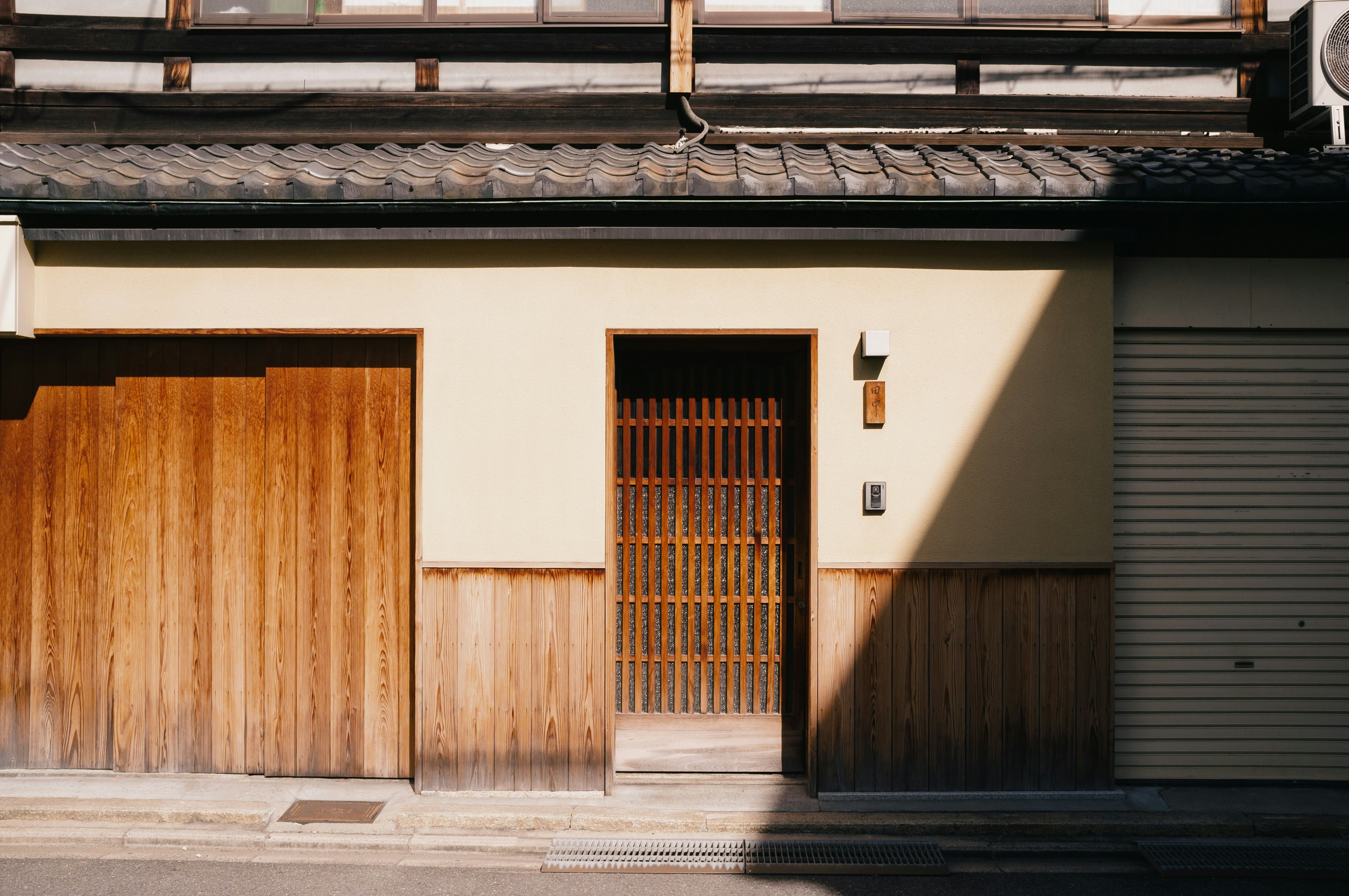 Quarto de ryokan tradicional com tatami e roupa de cama futon