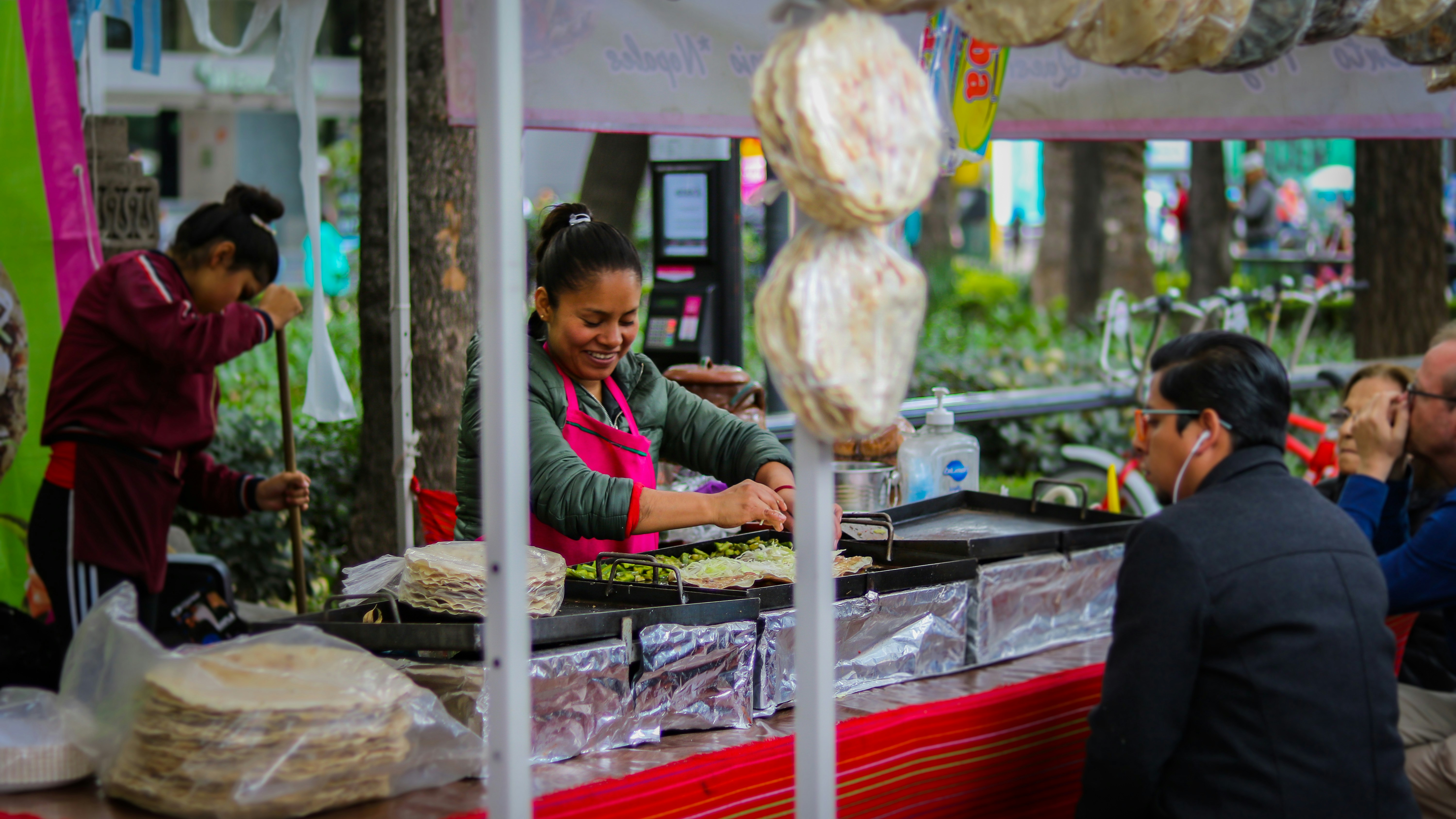 Deliciosos tacos de rua sendo preparados em um mercado local na Cidade do México.