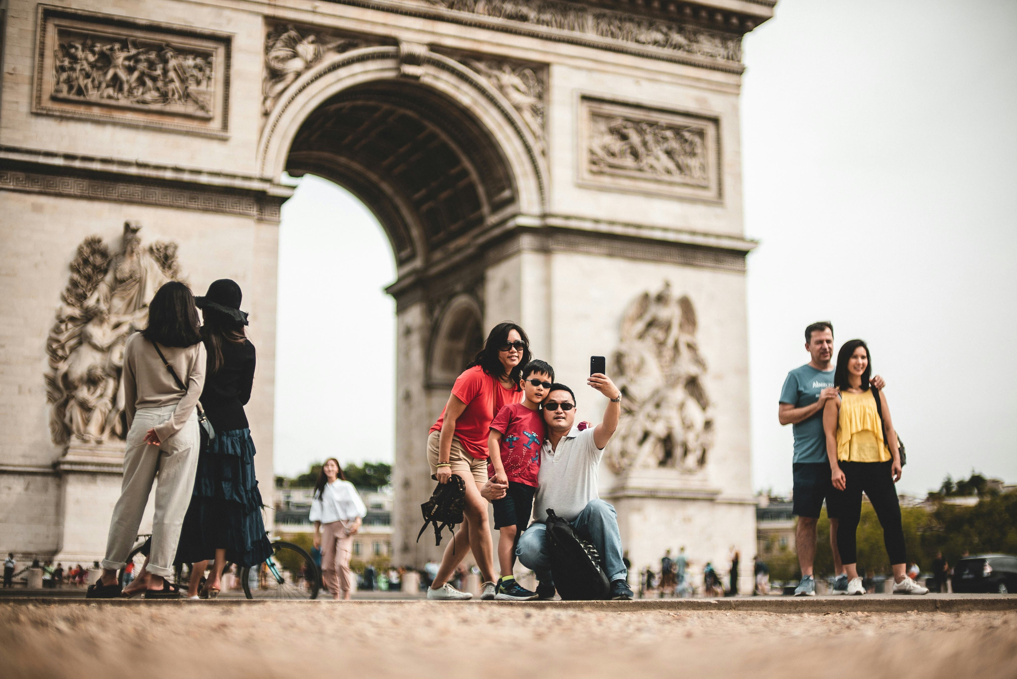 Família feliz em Paris com a Torre Eiffel ao fundo ao pôr do sol