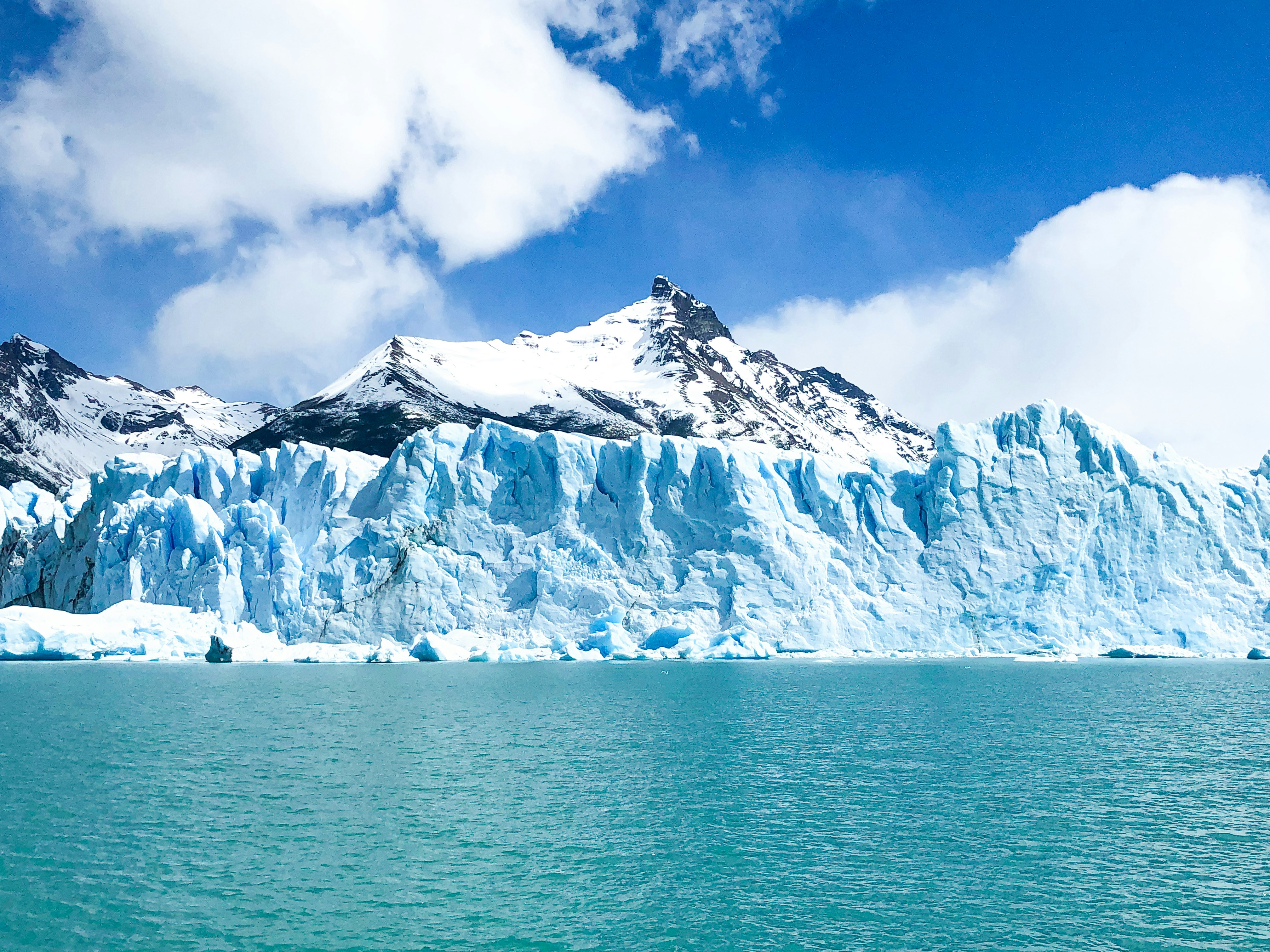 Glaciar majestoso na Patagónia com montanhas ao fundo