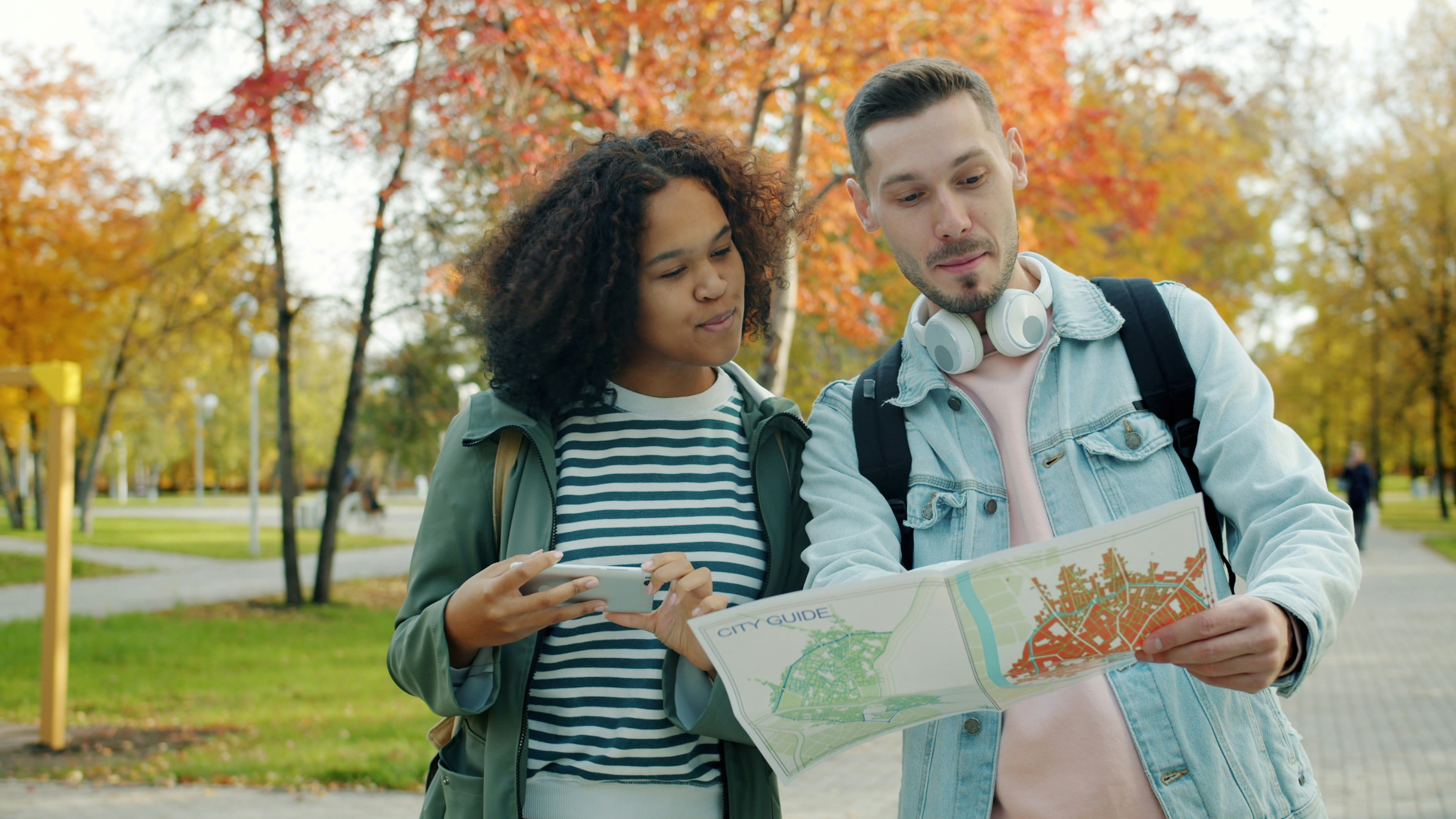 Um viajante usando um smartphone para navegar em uma rua de uma cidade moderna.