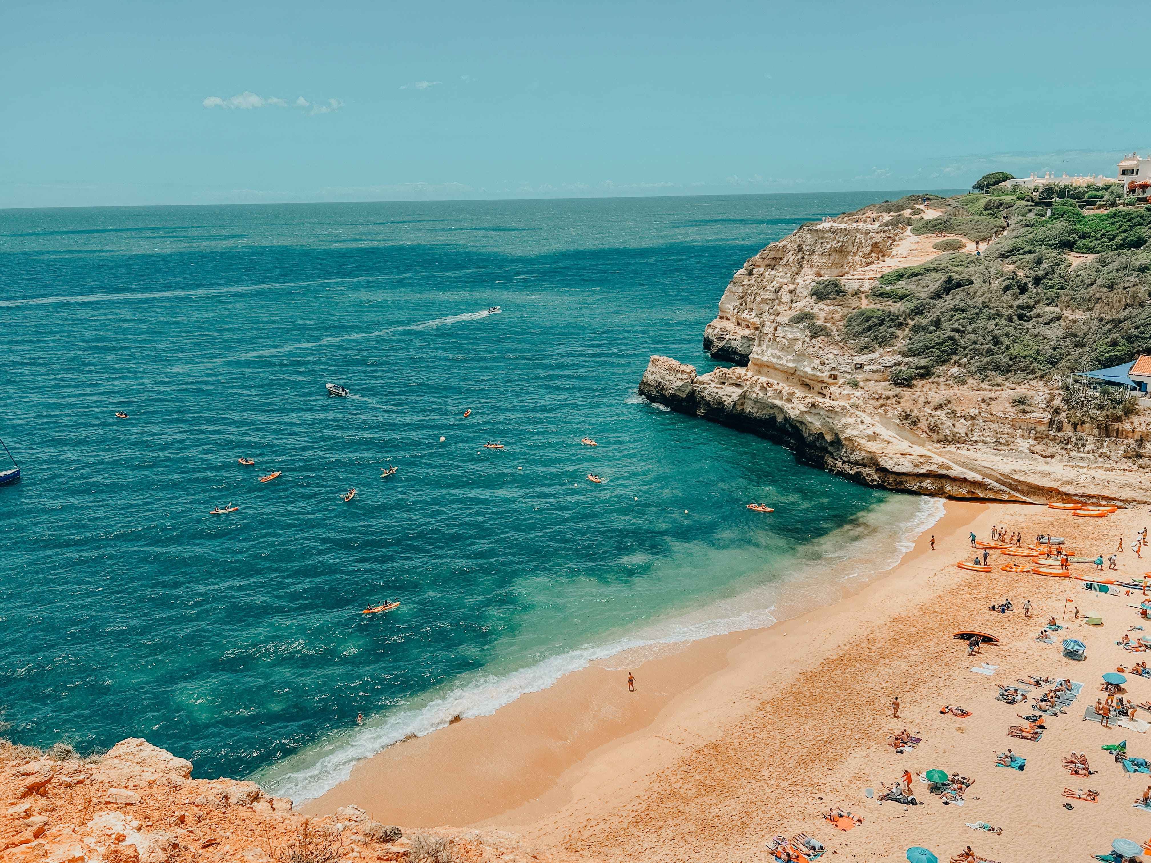 Praia do Algarve com falésias douradas e mar azul-turquesa