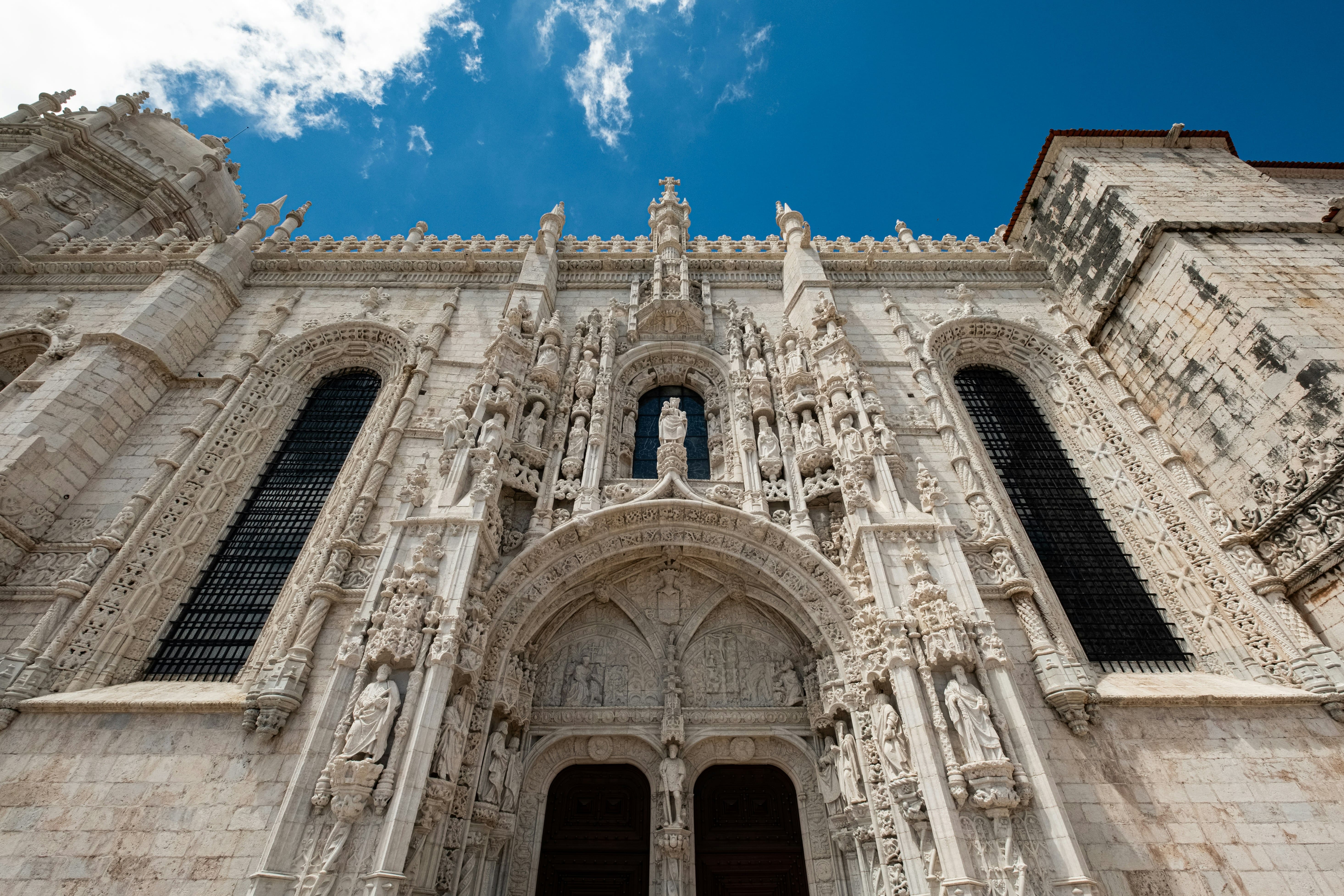 Mosteiro dos Jerónimos em Belém, Lisboa, sob céu azul