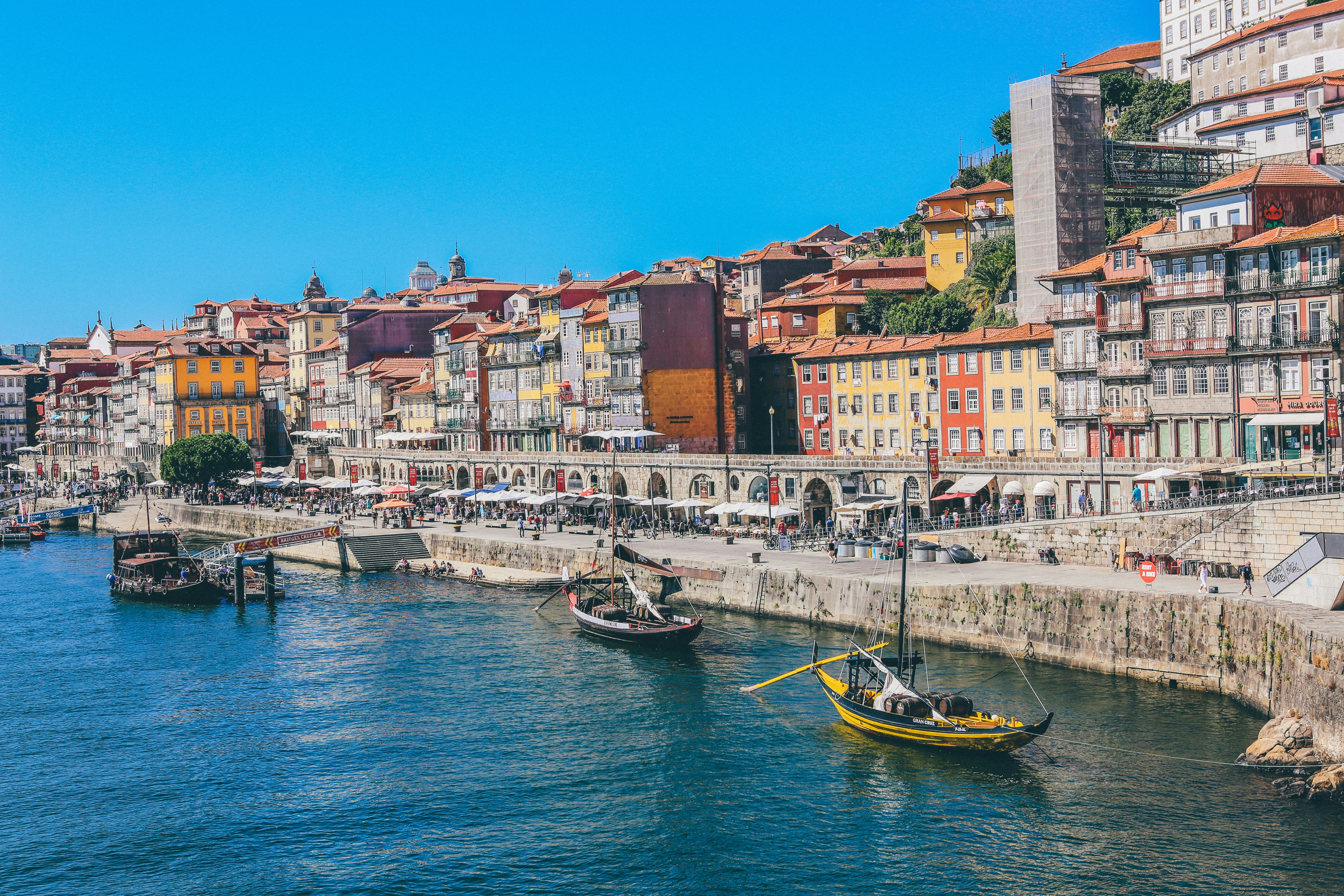 Vista panorâmica de edifícios coloridos no Porto, Portugal