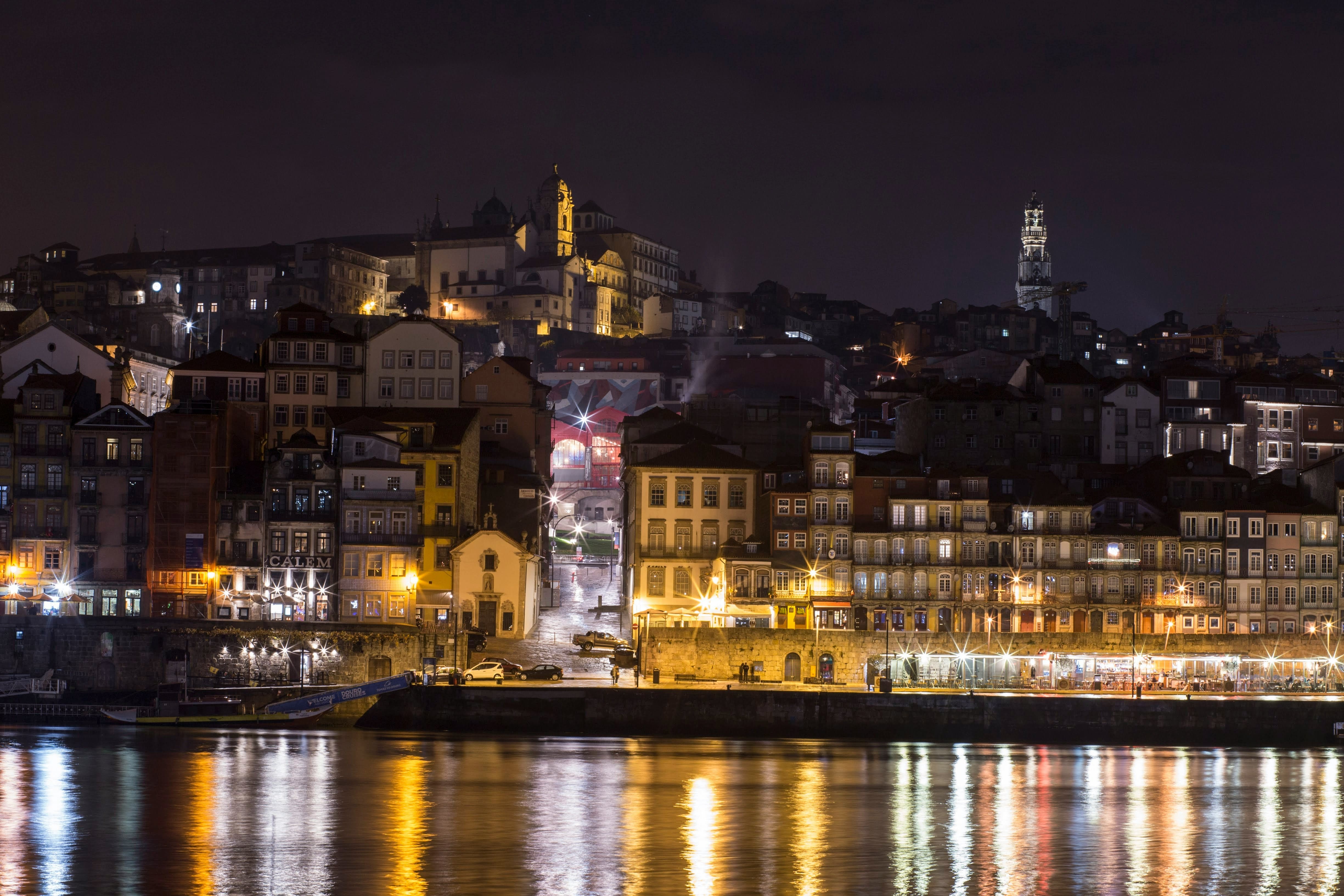 Vista da Ribeira do Porto com barcos Rabelo e a Ponte Luís I