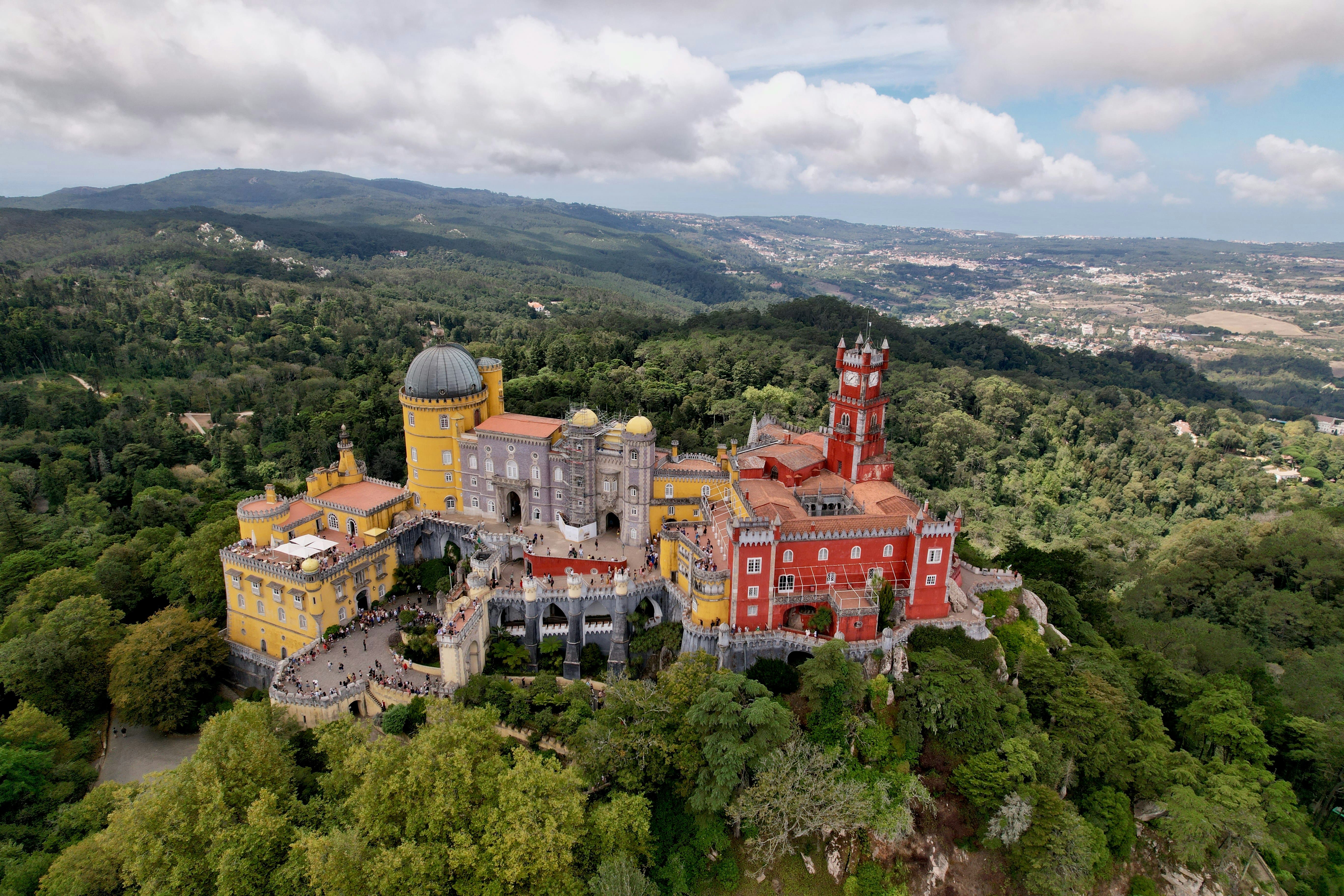 Palácio da Pena colorido em Sintra rodeado por floresta