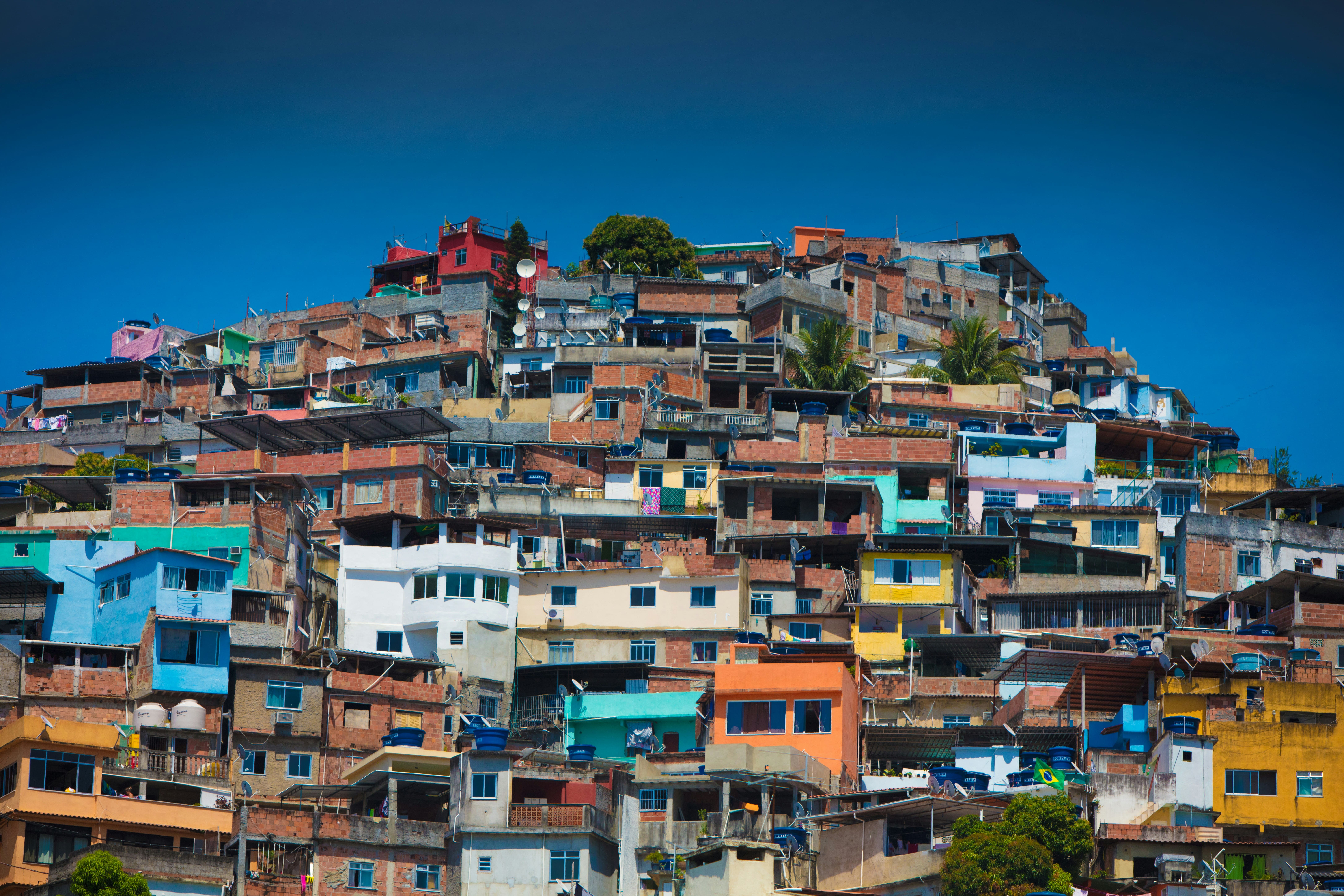 Ruas escondidas e tranquilas em bairros menos turísticos do Rio de Janeiro