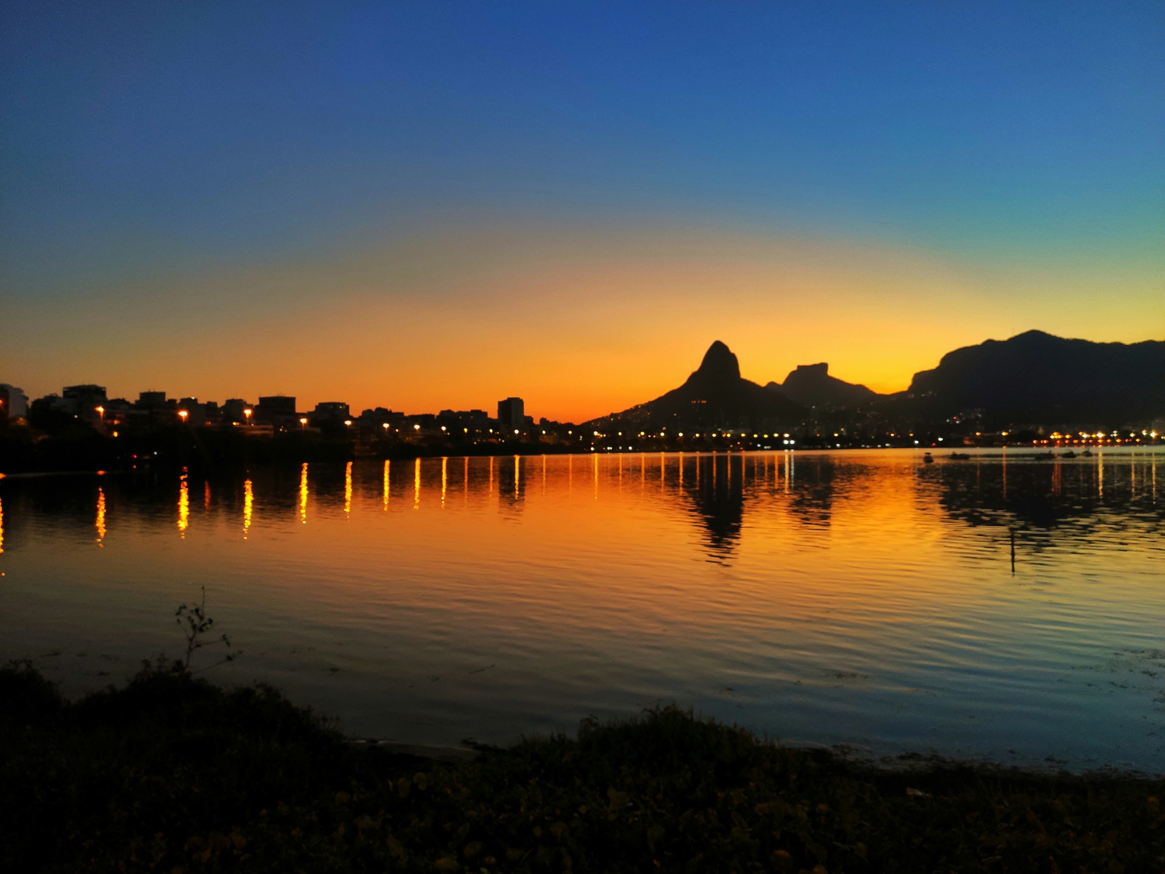 Pôr do sol sobre o Rio de Janeiro com reflexo na água
