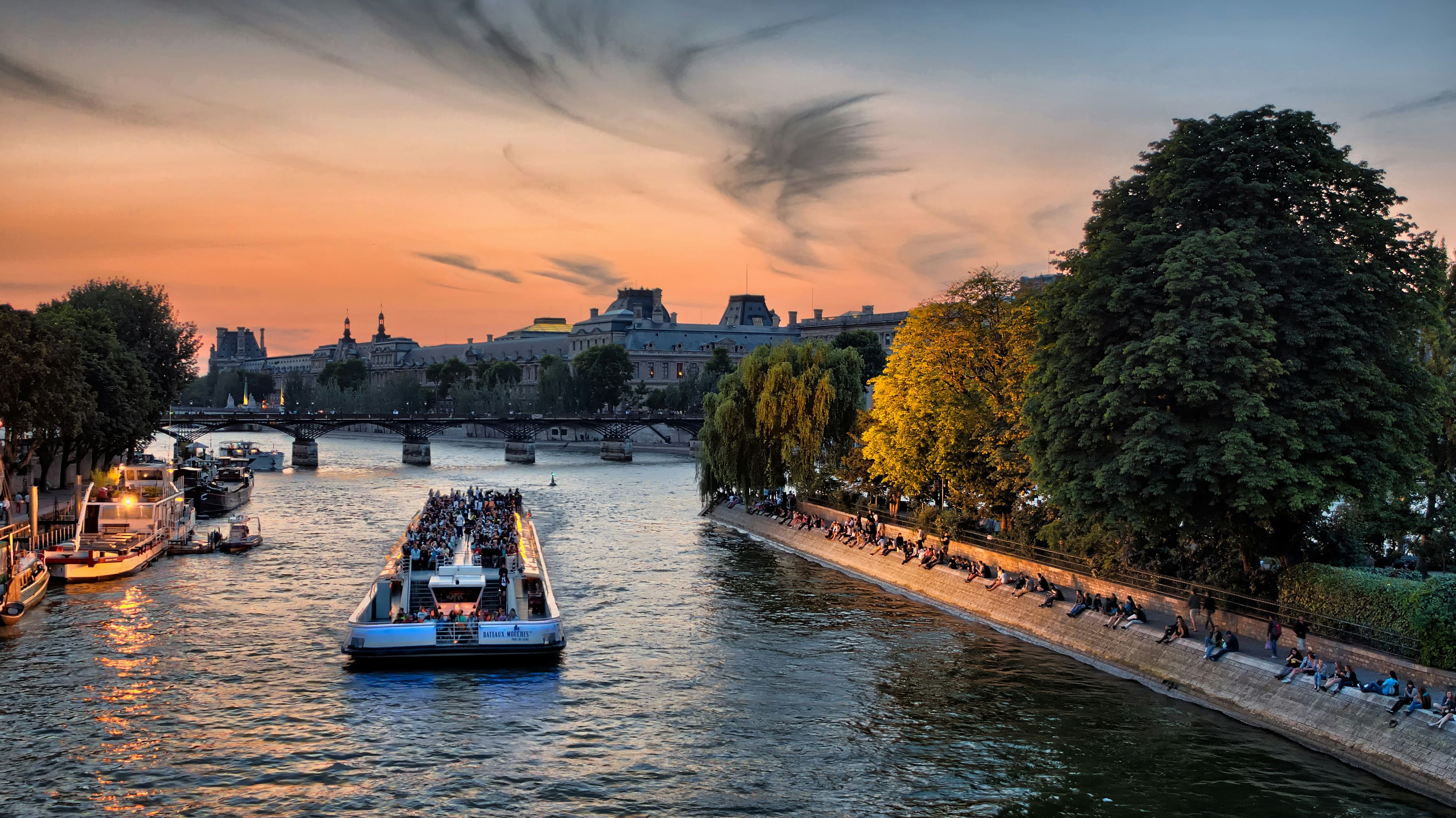 Cruzeiro no rio Sena em Paris ao pôr do sol com família a bordo