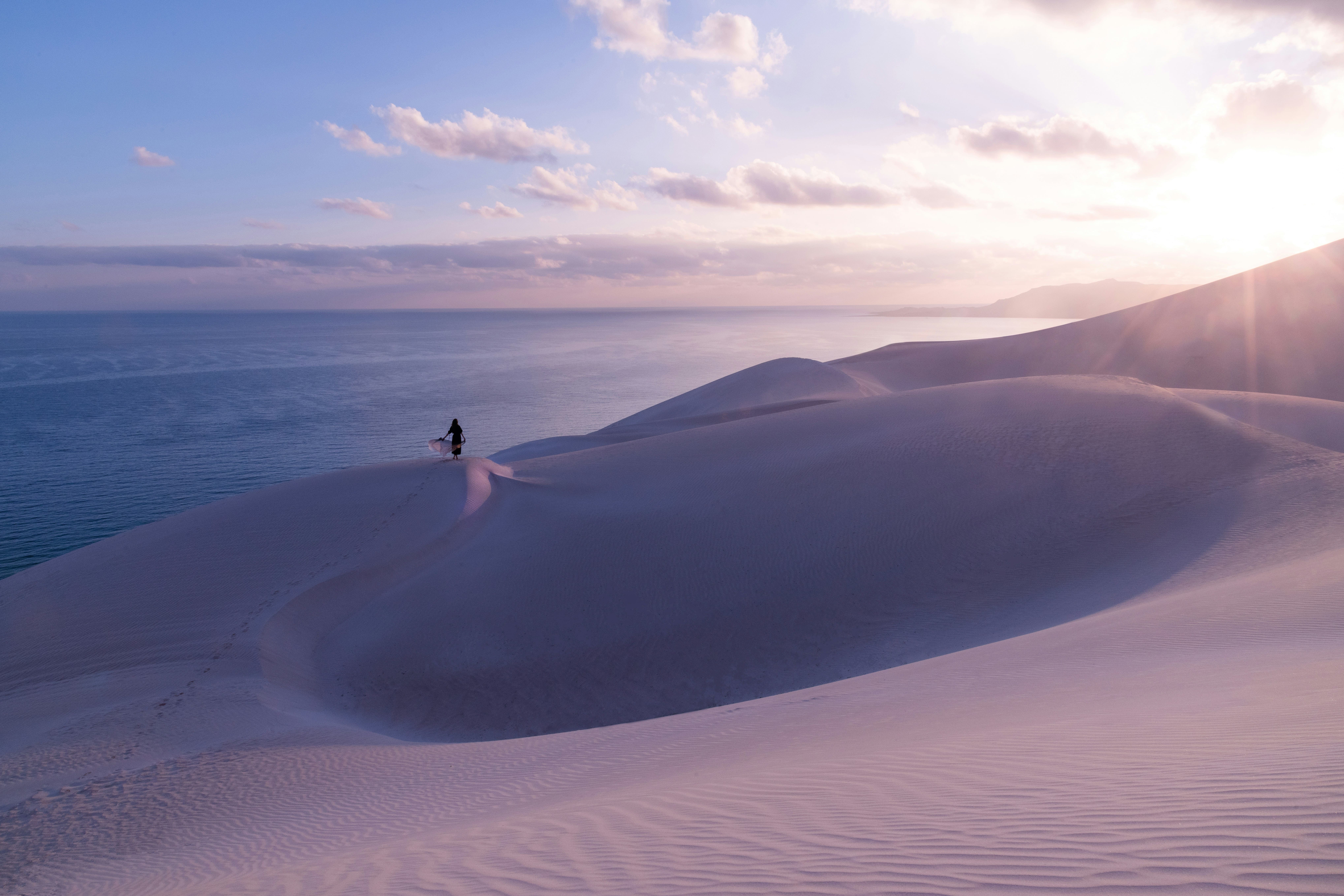 Costa de Socotra com plantas endêmicas e água turquesa