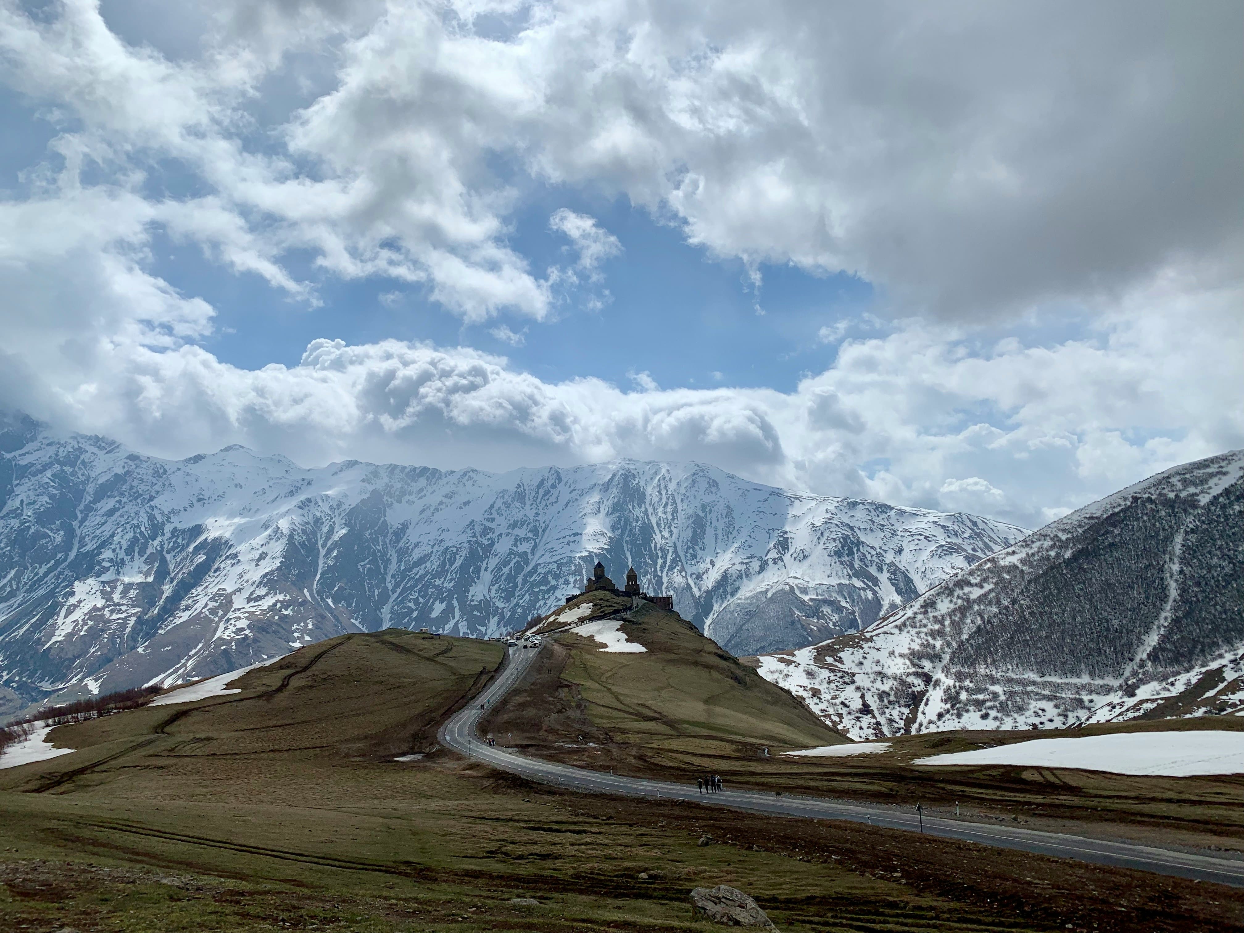 Centro de Kazbegi com casas e lojas locais