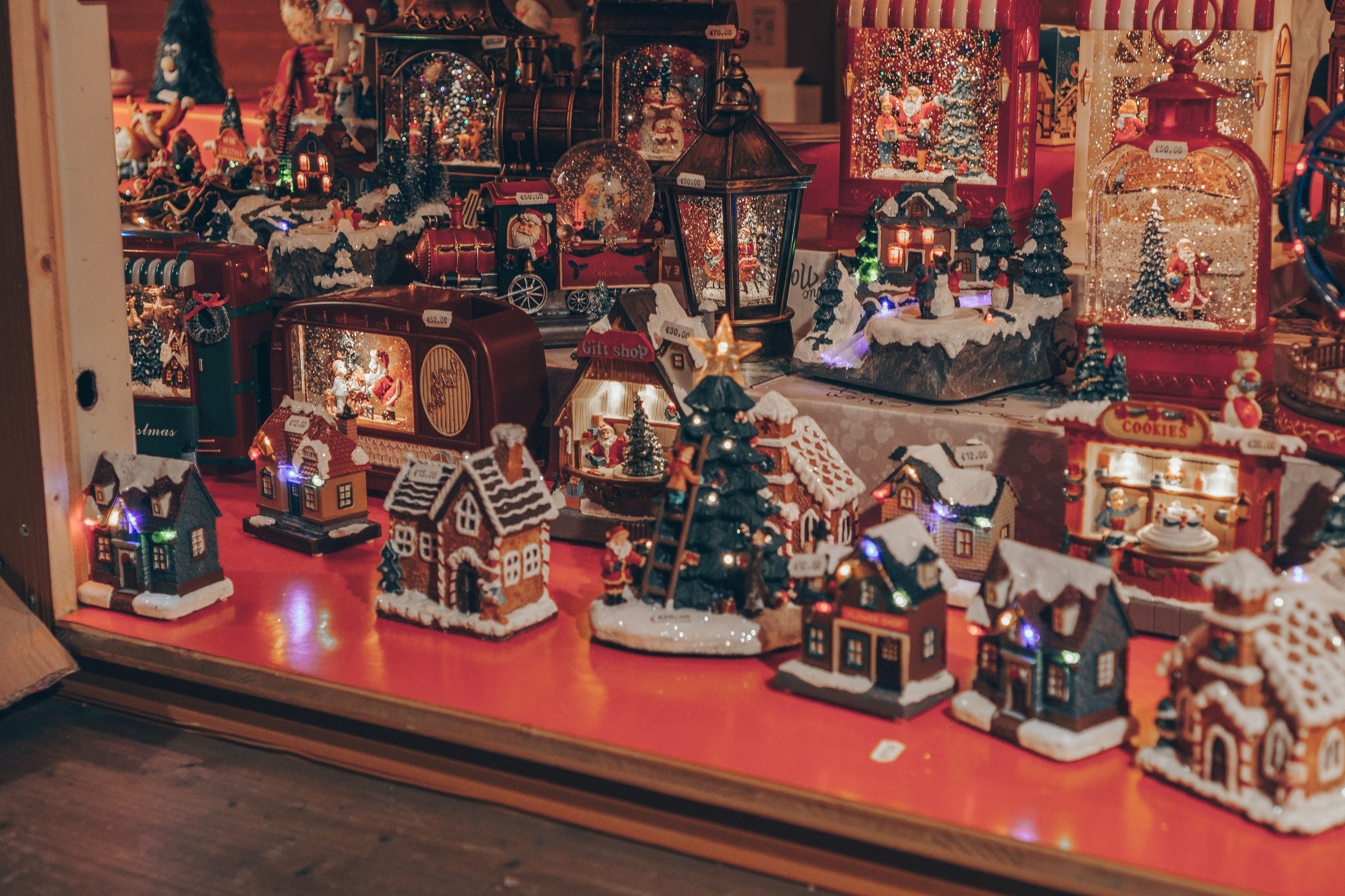 Chalés de madeira do mercado de Natal de Estrasburgo adornados com luzes e decorações festivas.