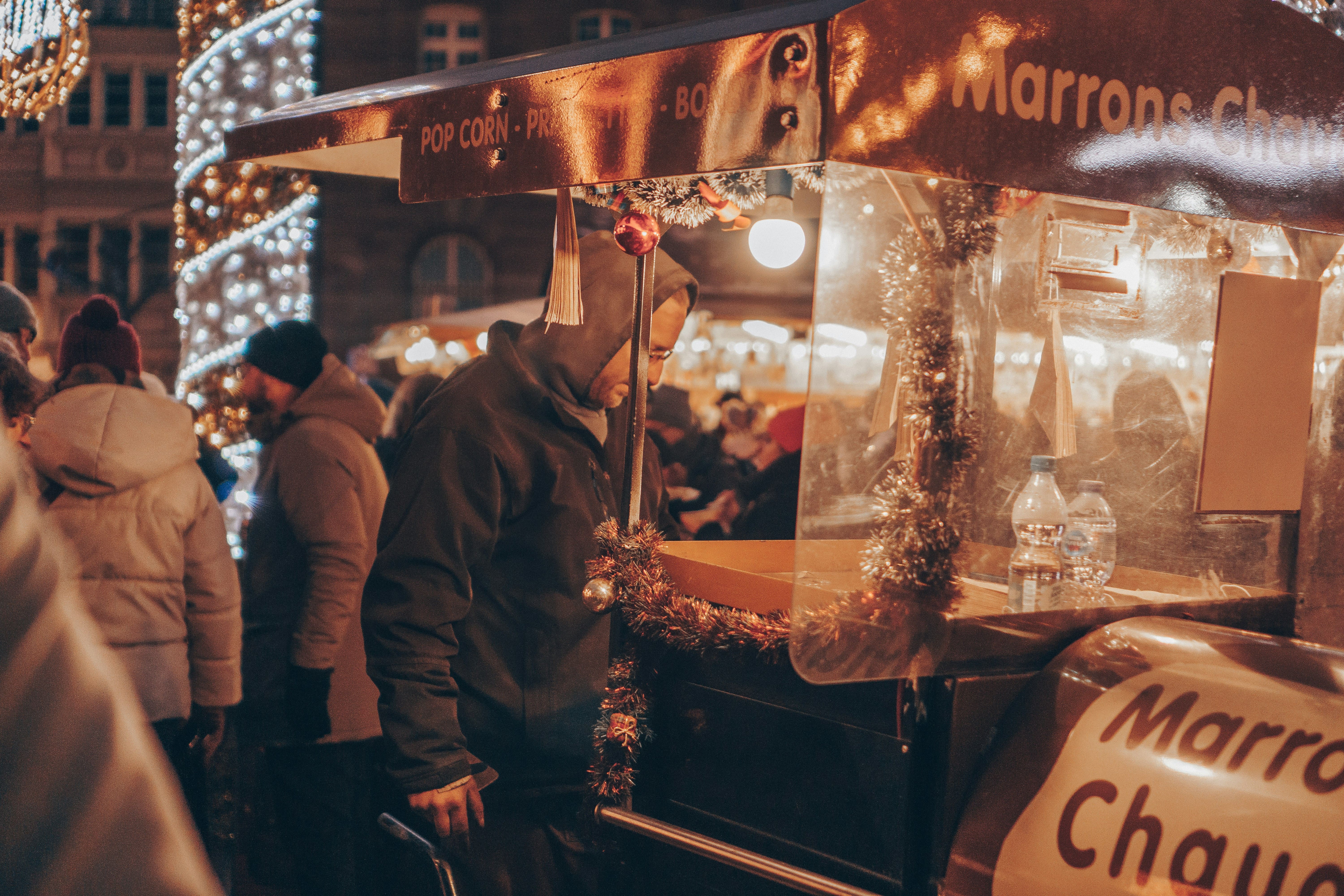Representação histórica do mercado Christkindelsmärik de Estrasburgo com bancas festivas.