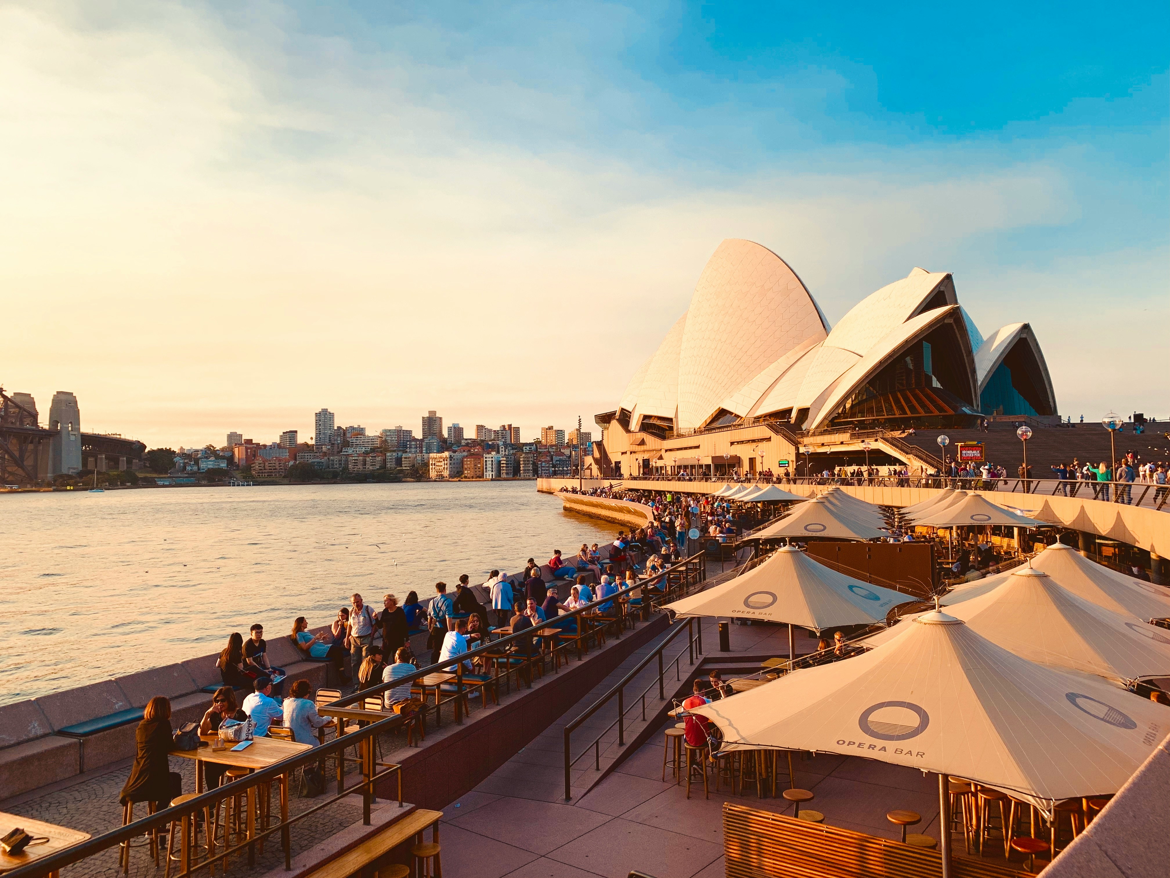 Café local em Sydney com avocado toast