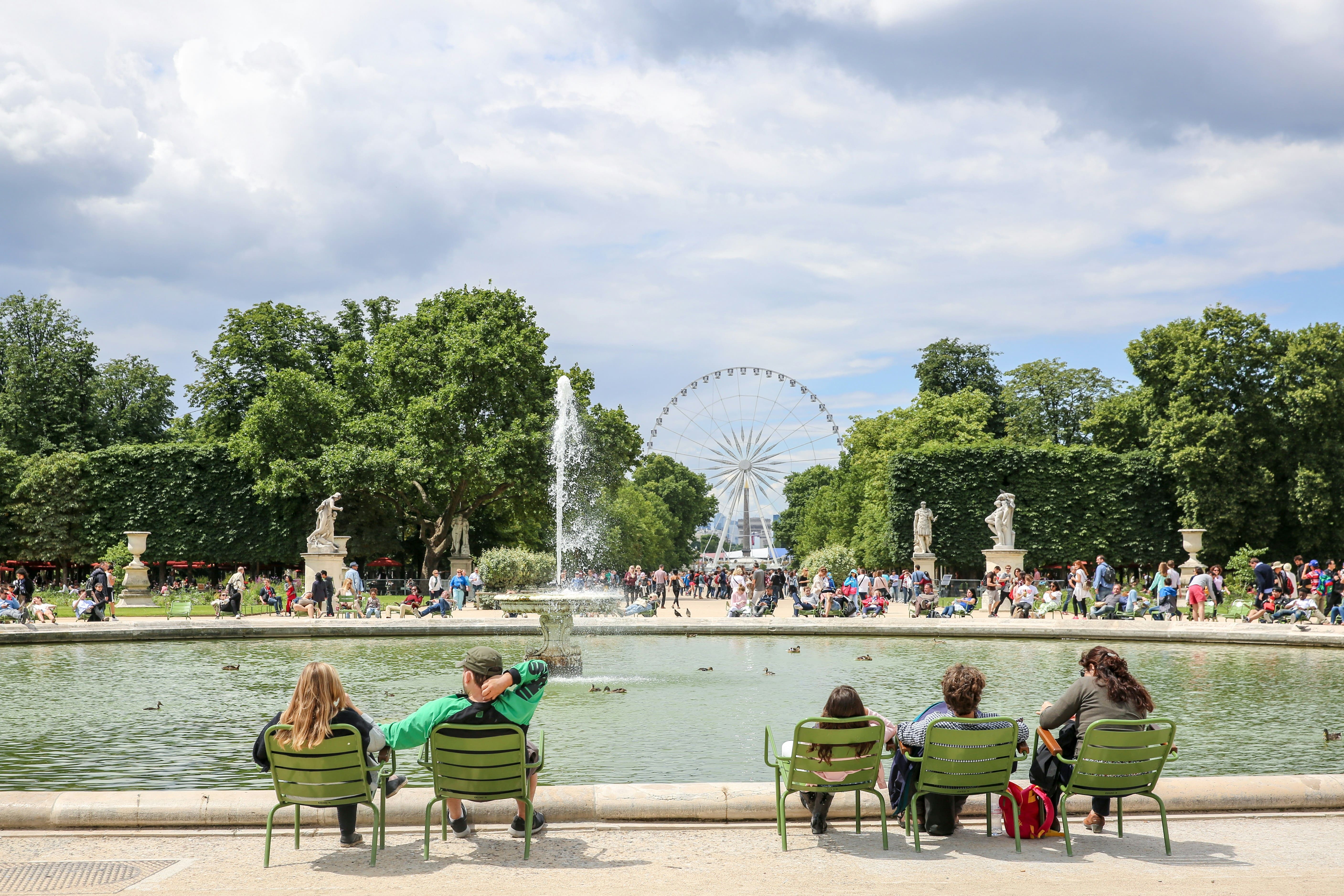Jardim des Tuileries em Paris com crianças a brincar e cadeiras verdes