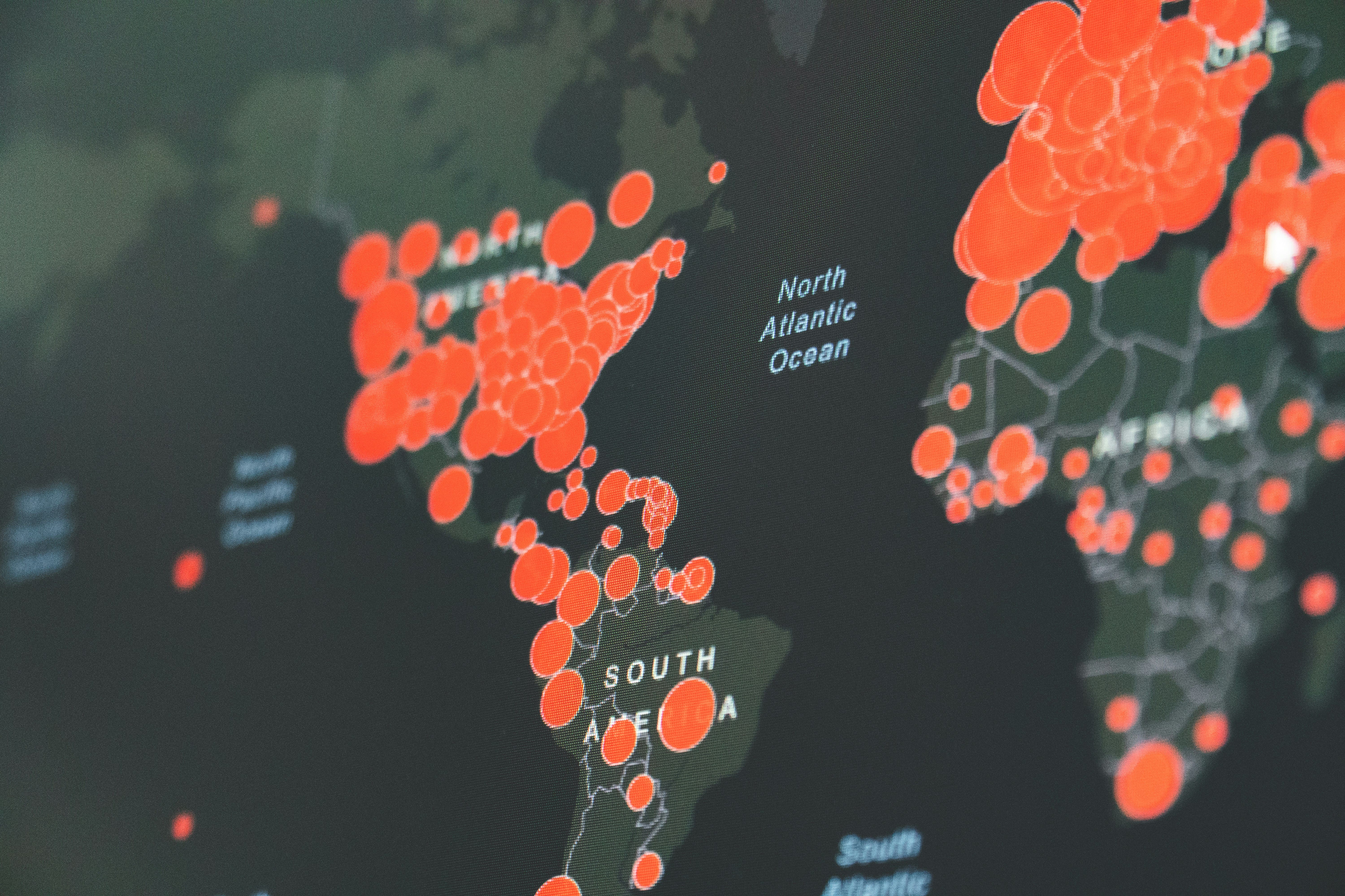 Mapa de viagem interativo com fotos, anotações e marcadores em diferentes destinos